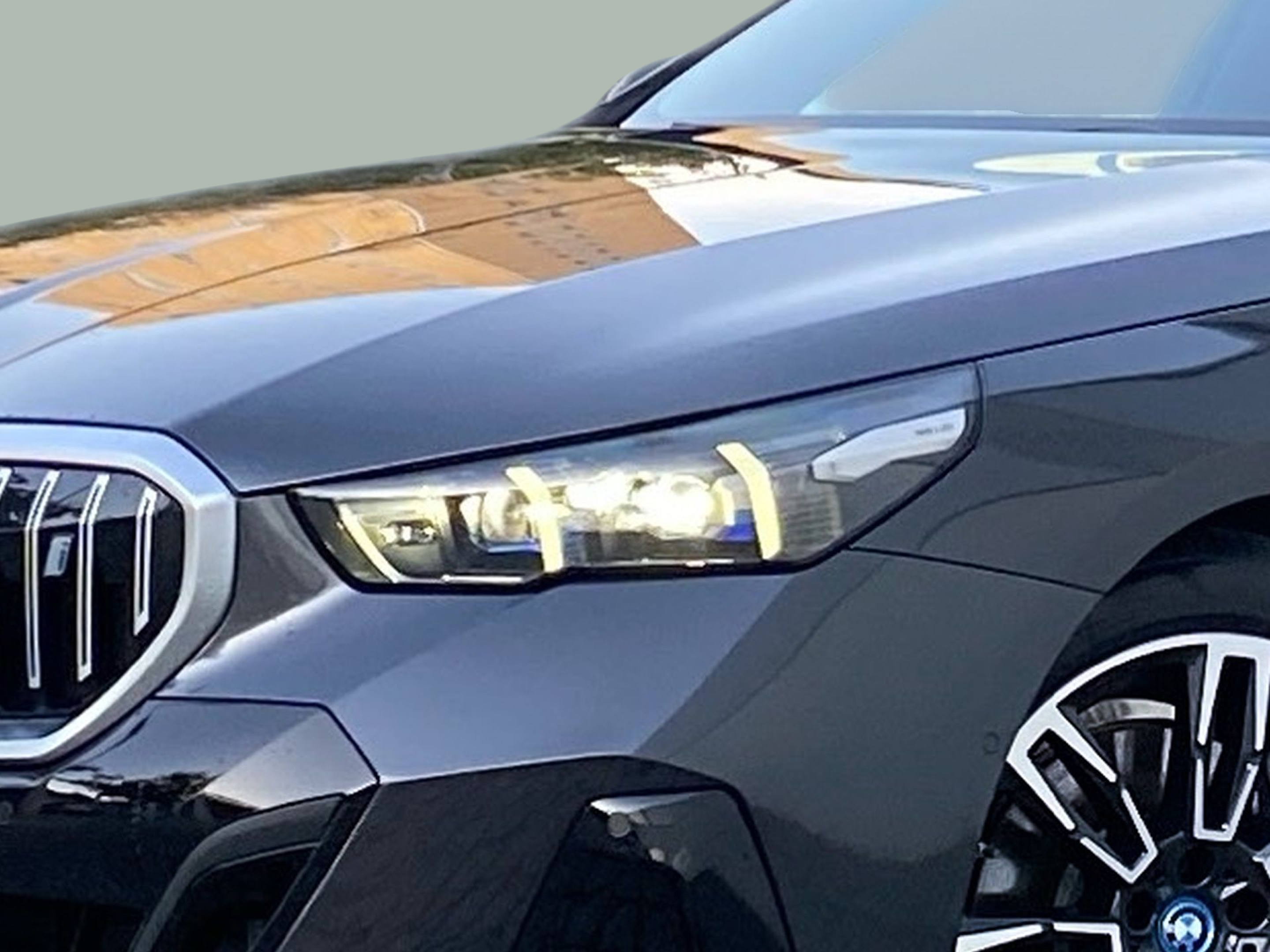 BMW i5 eDrive40 color Gris. Año 2024. 250KW(340CV). Elétrico. En concesionario Caetano Baviera Lisboa de Lisboa