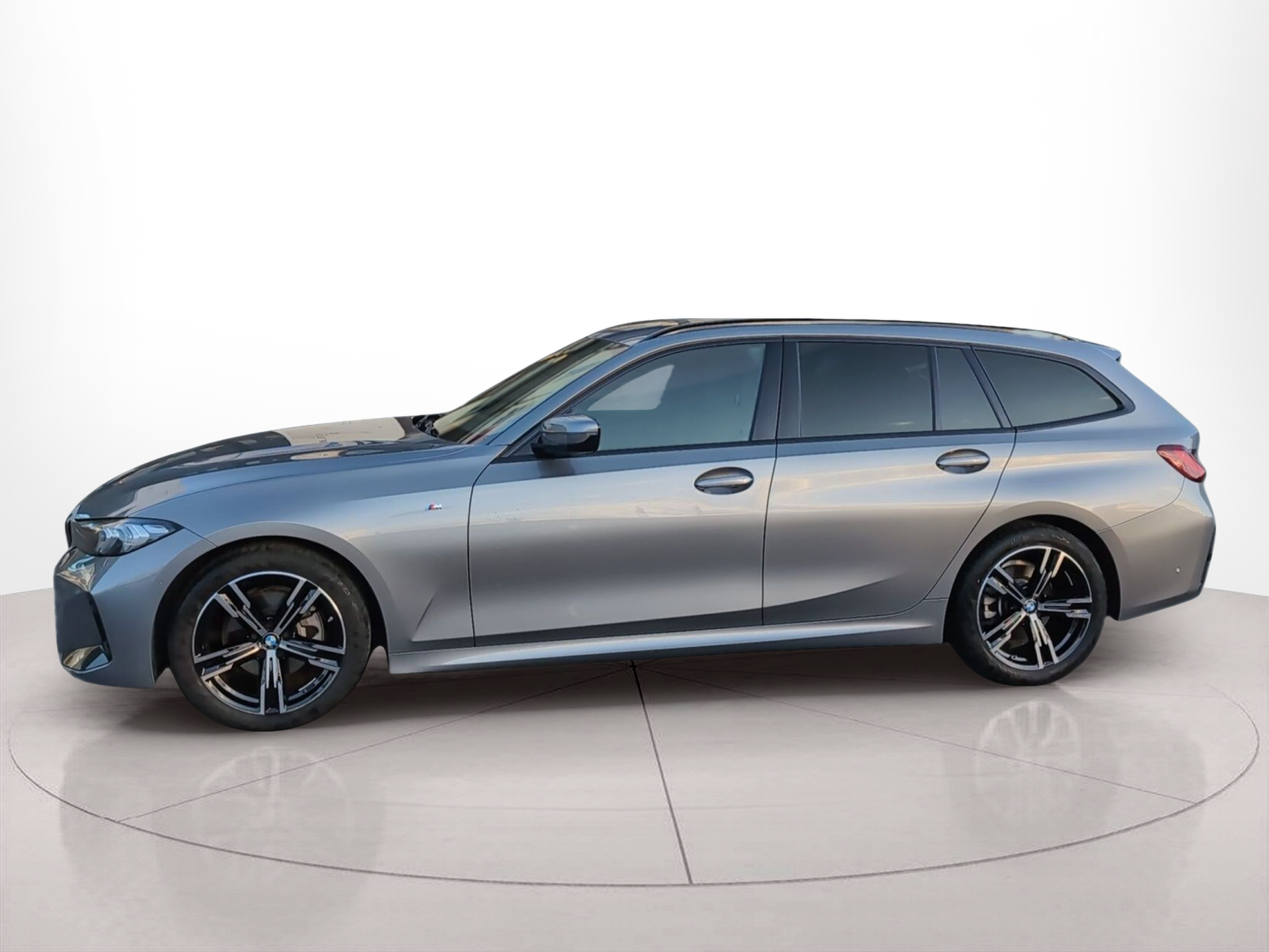 Fotos de BMW Série 3 320d Touring color Gris. Año 2024. 140KW(190CV). Diesel. En concesionario Caetano Baviera Santa Maria da Feira de Santa Maria da Feira