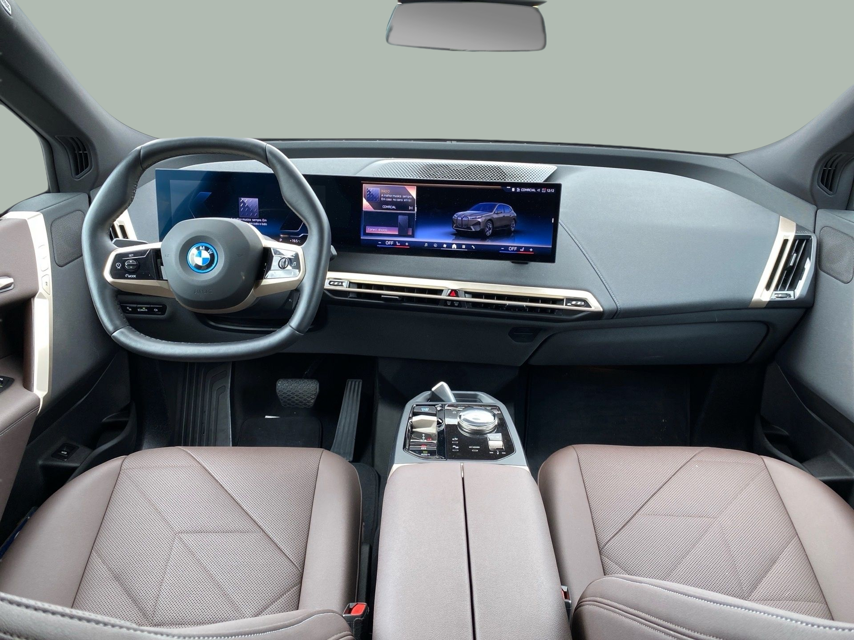 BMW iX xDrive40 color Gris. Año 2024. 240KW(326CV). Elétrico. En concesionario Caetano Baviera Cascais de Cascais