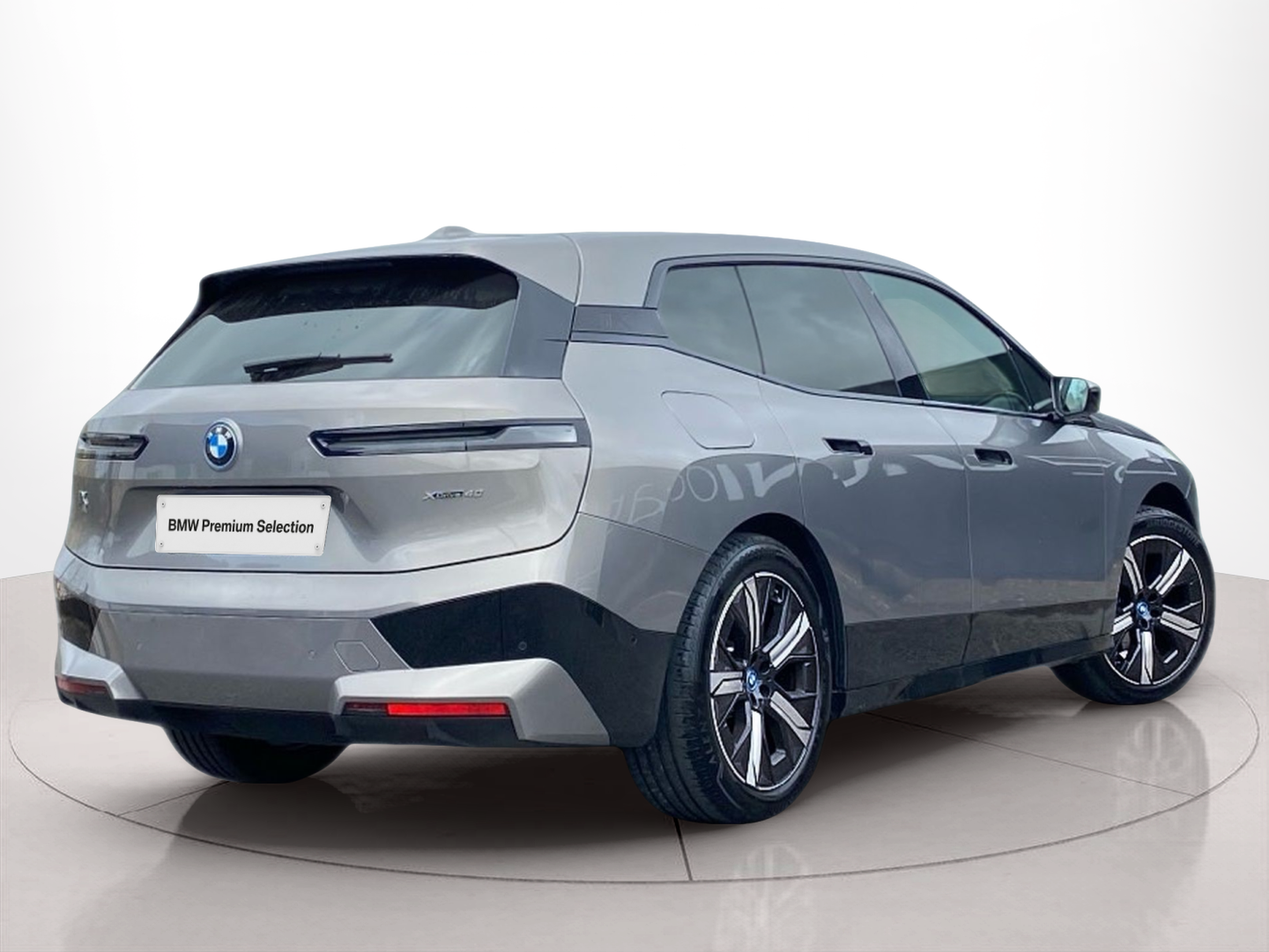 BMW iX xDrive40 color Gris. Año 2024. 240KW(326CV). Elétrico. En concesionario Caetano Baviera Cascais de Cascais
