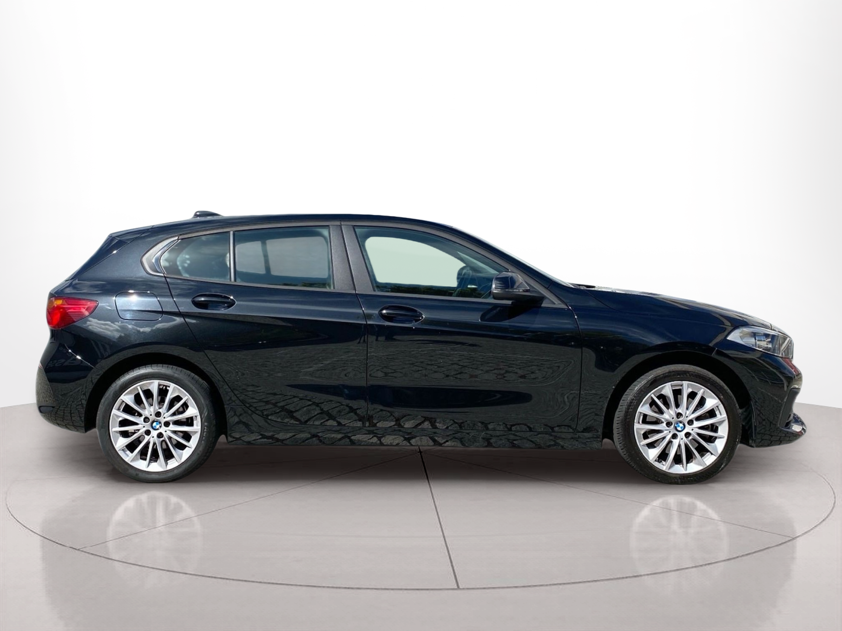 Fotos de BMW Série 1 116d color Negro. Año 2023. 85KW(116CV). Diesel. En concesionario Caetano Baviera Lisboa de Lisboa