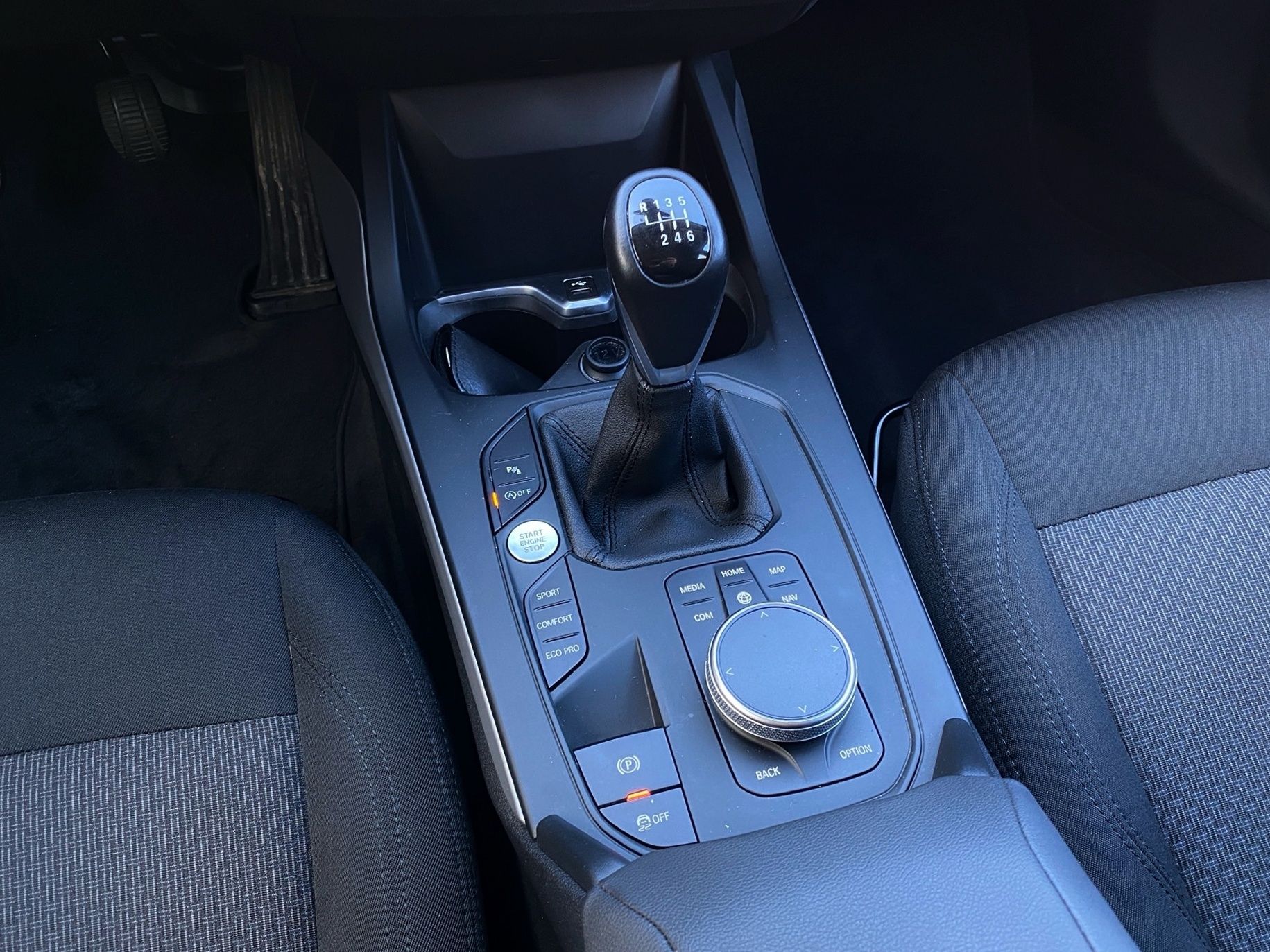 BMW Série 1 116d color Negro. Año 2023. 85KW(116CV). Diesel. En concesionario Caetano Baviera Lisboa de Lisboa