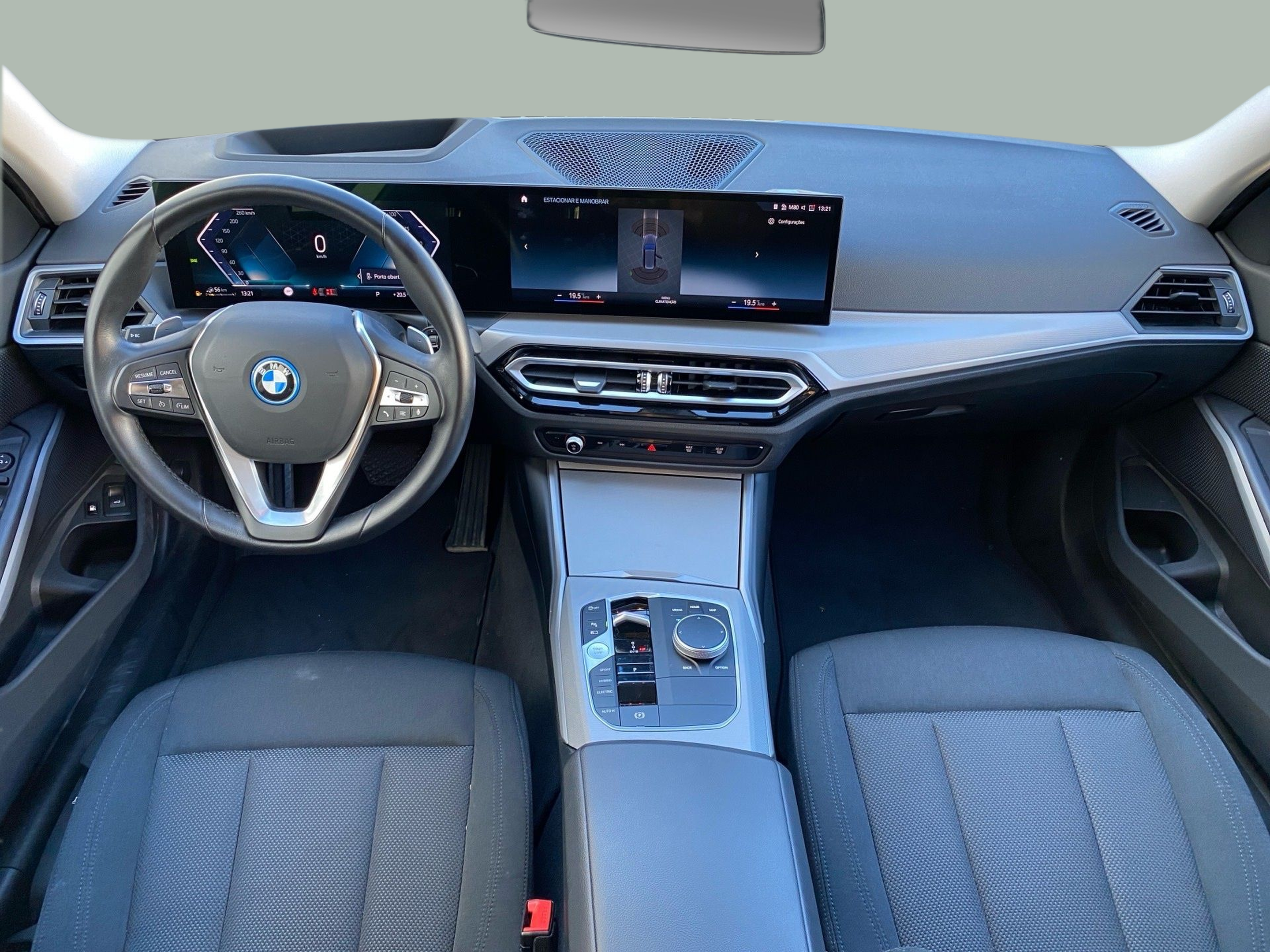 BMW Série 3 320e Berlina color Negro. Año 2023. 150KW(204CV). Elétrico / Gasolina Híbrido. En concesionario Caetano Baviera Lisboa de Lisboa