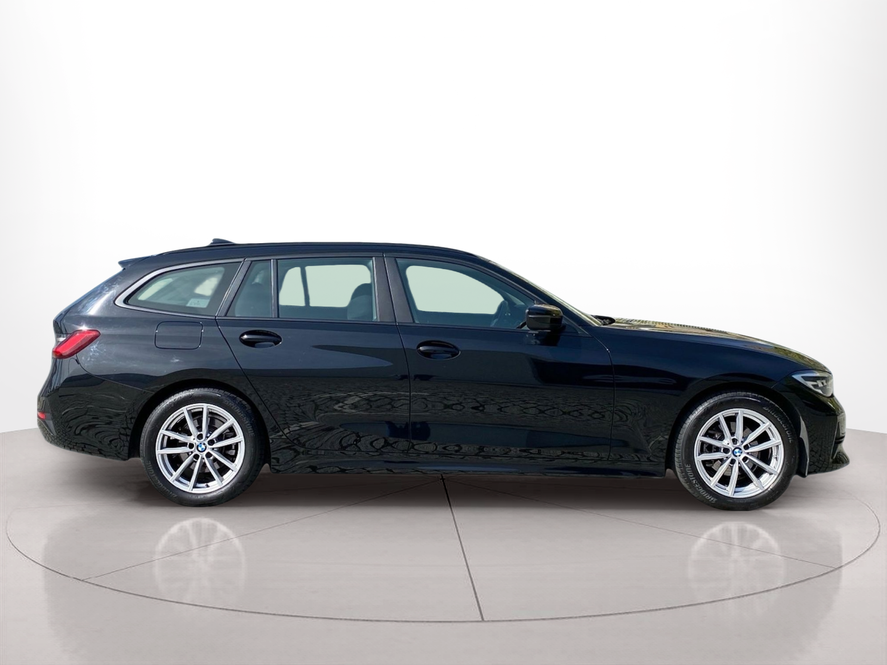 Fotos de BMW Série 3 318d Touring color Negro. Año 2021. 110KW(150CV). Diesel. En concesionario Caetano Baviera Lisboa de Lisboa