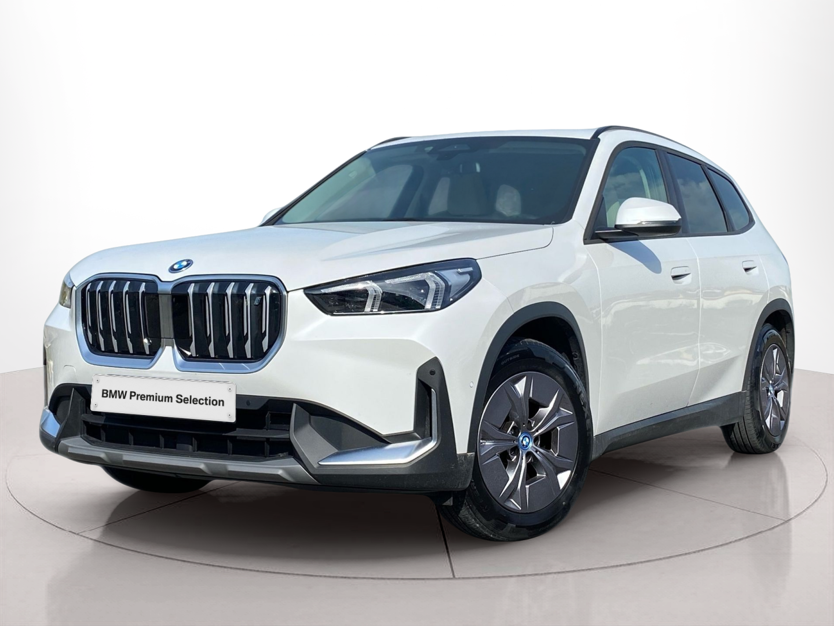 Fotos de BMW iX1 xDrive30 color Blanco. Año 2023. 230KW(313CV). Elétrico. En concesionario Caetano Baviera Cascais de Cascais