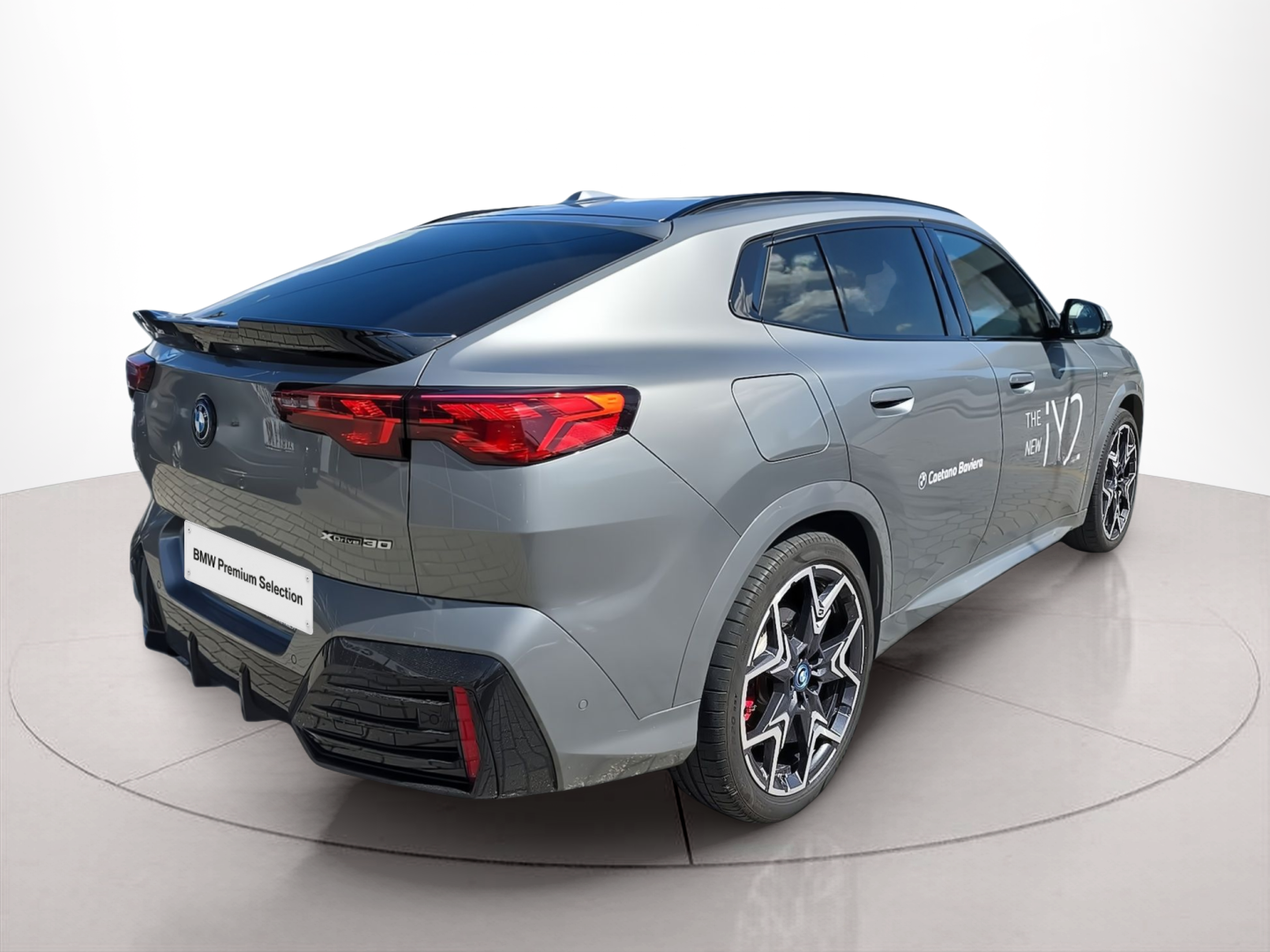 BMW iX2 xDrive30 color Gris. Año 2024. 230KW(313CV). Elétrico. En concesionario Caetano Baviera Aveiro de Aveiro