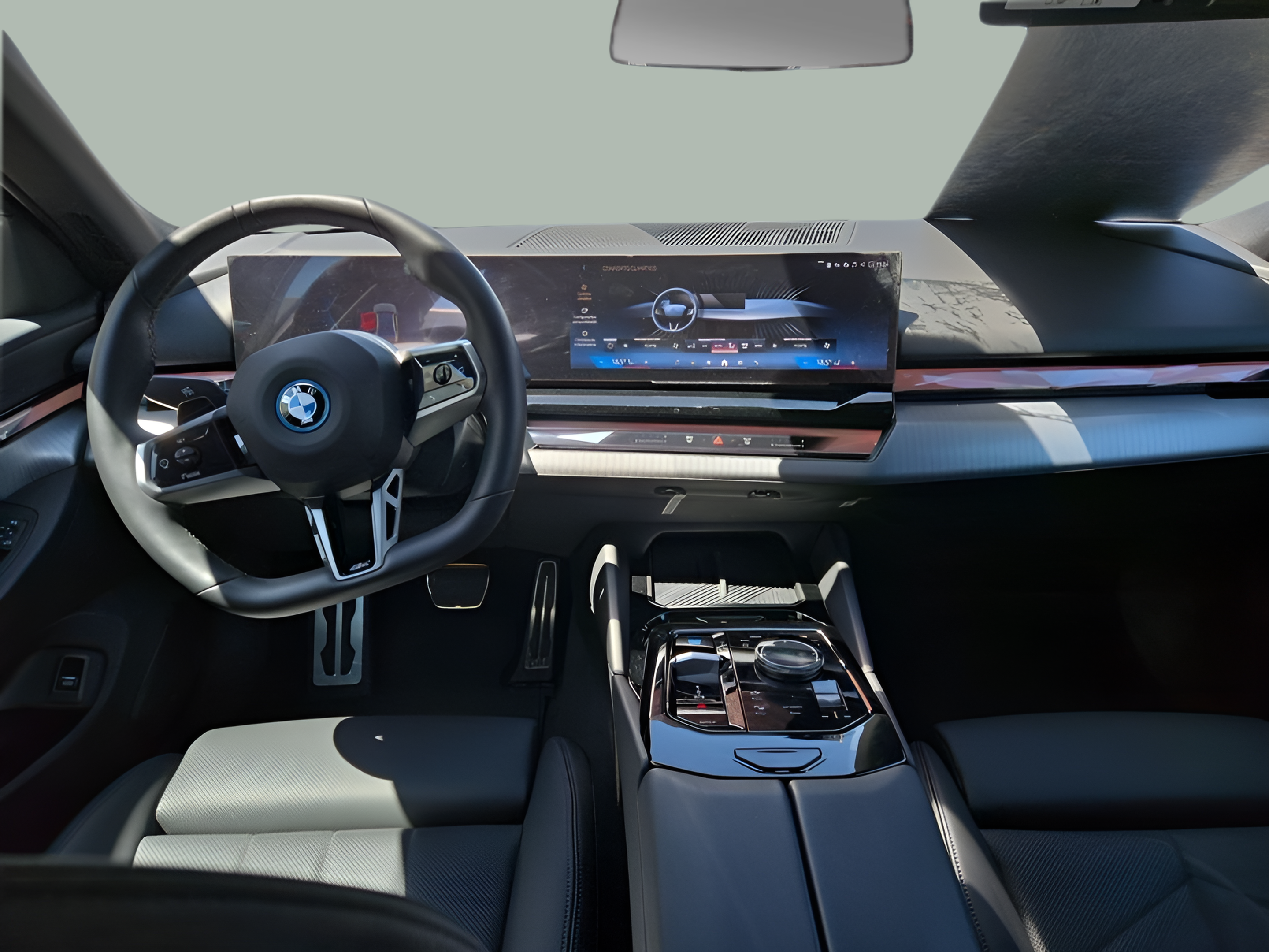 BMW i5 eDrive40 color Gris. Año 2024. 250KW(340CV). Elétrico. En concesionario Caetano Baviera Portimão de Portimão