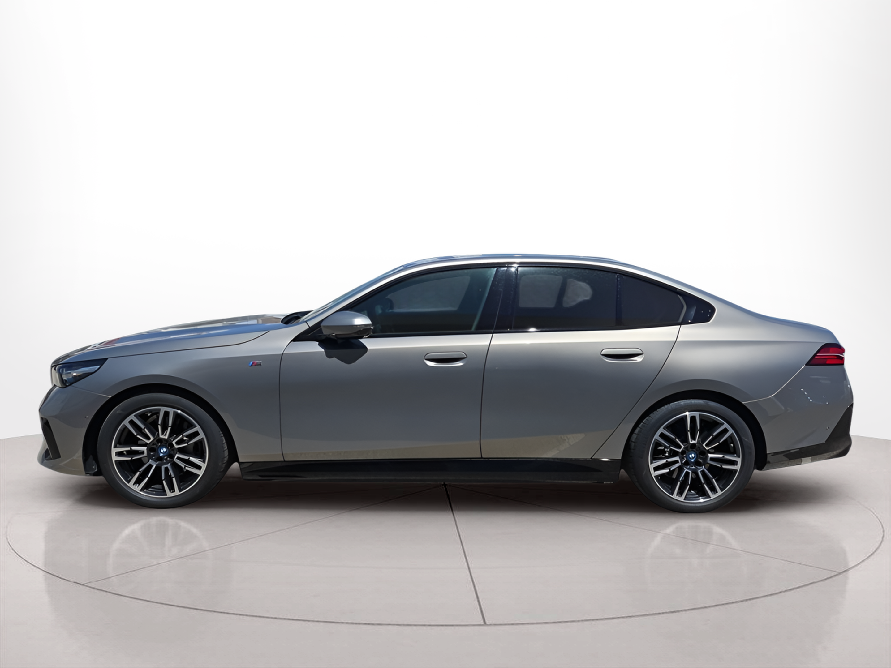BMW i5 eDrive40 color Gris. Año 2024. 250KW(340CV). Elétrico. En concesionario Caetano Baviera Portimão de Portimão