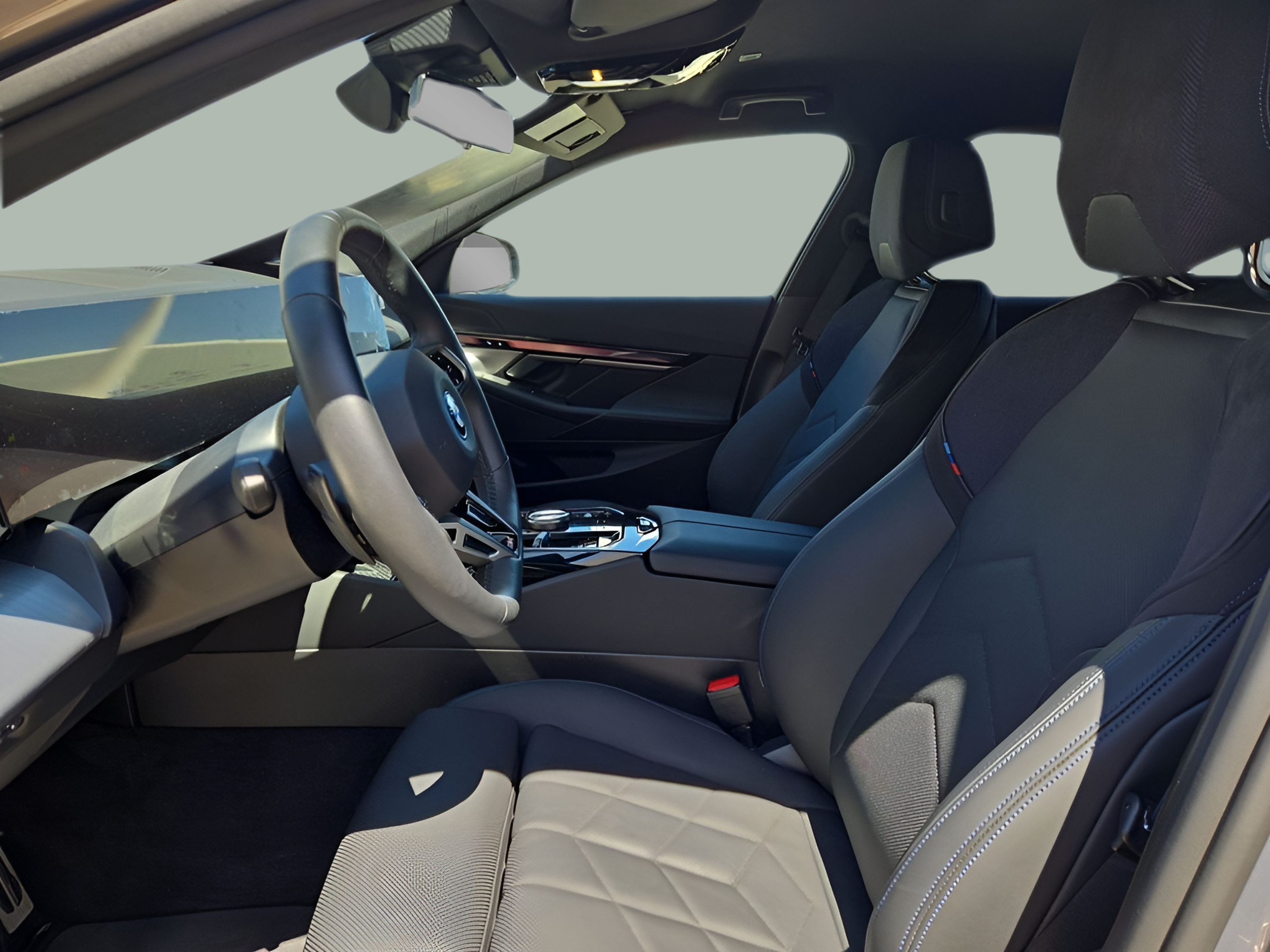 BMW i5 eDrive40 color Gris. Año 2024. 250KW(340CV). Elétrico. En concesionario Caetano Baviera Portimão de Portimão