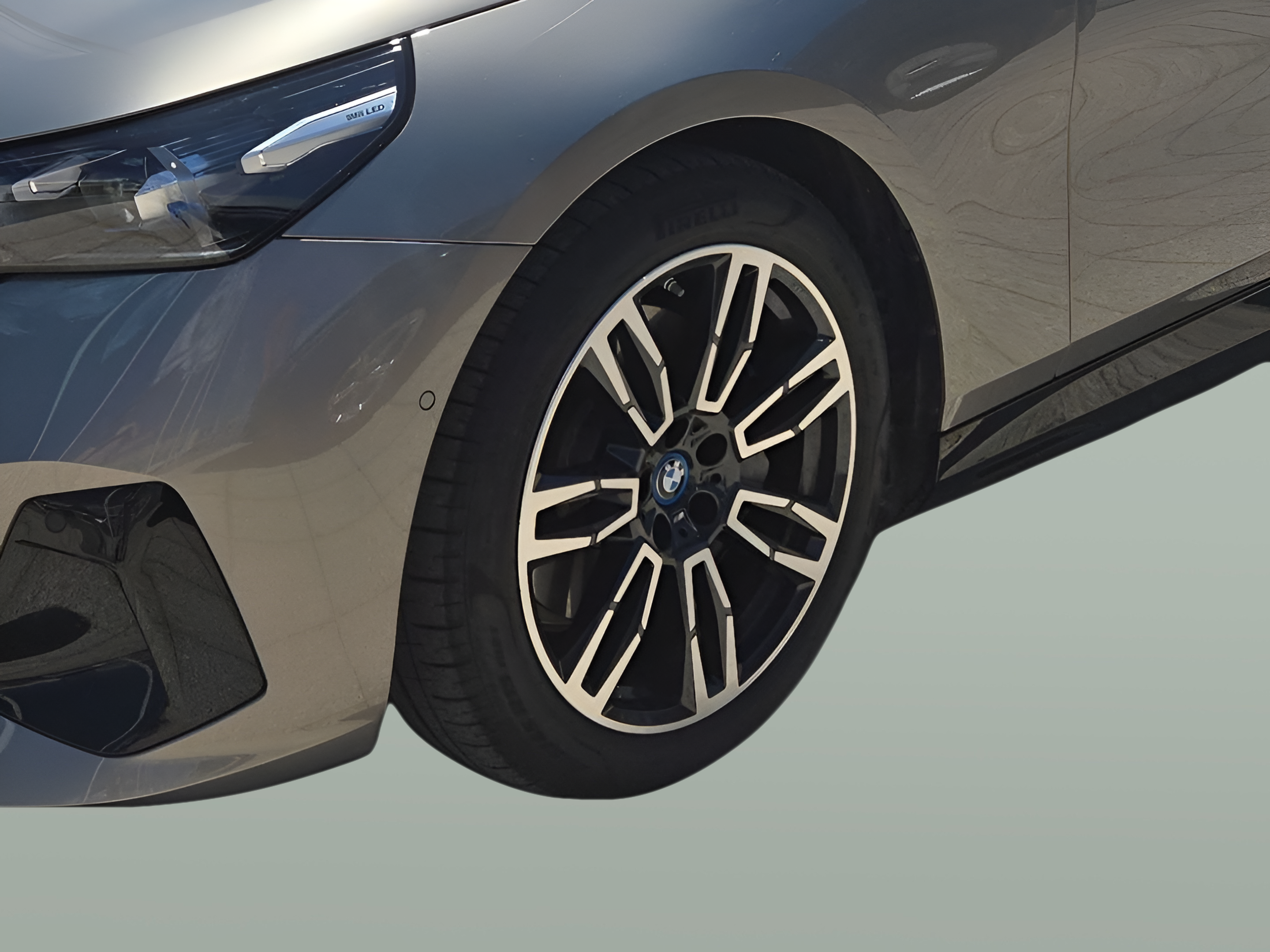 BMW i5 eDrive40 color Gris. Año 2024. 250KW(340CV). Elétrico. En concesionario Caetano Baviera Portimão de Portimão