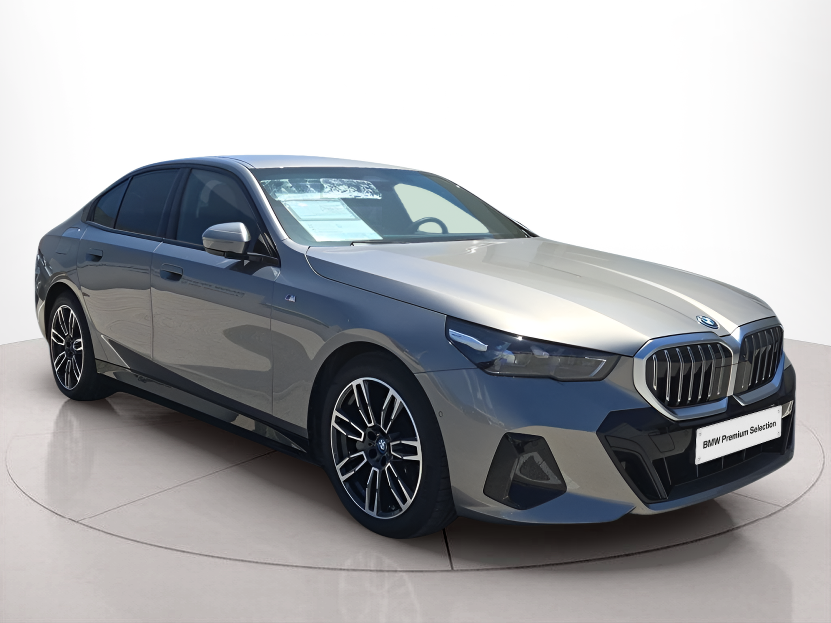 BMW i5 eDrive40 color Gris. Año 2024. 250KW(340CV). Elétrico. En concesionario Caetano Baviera Portimão de Portimão