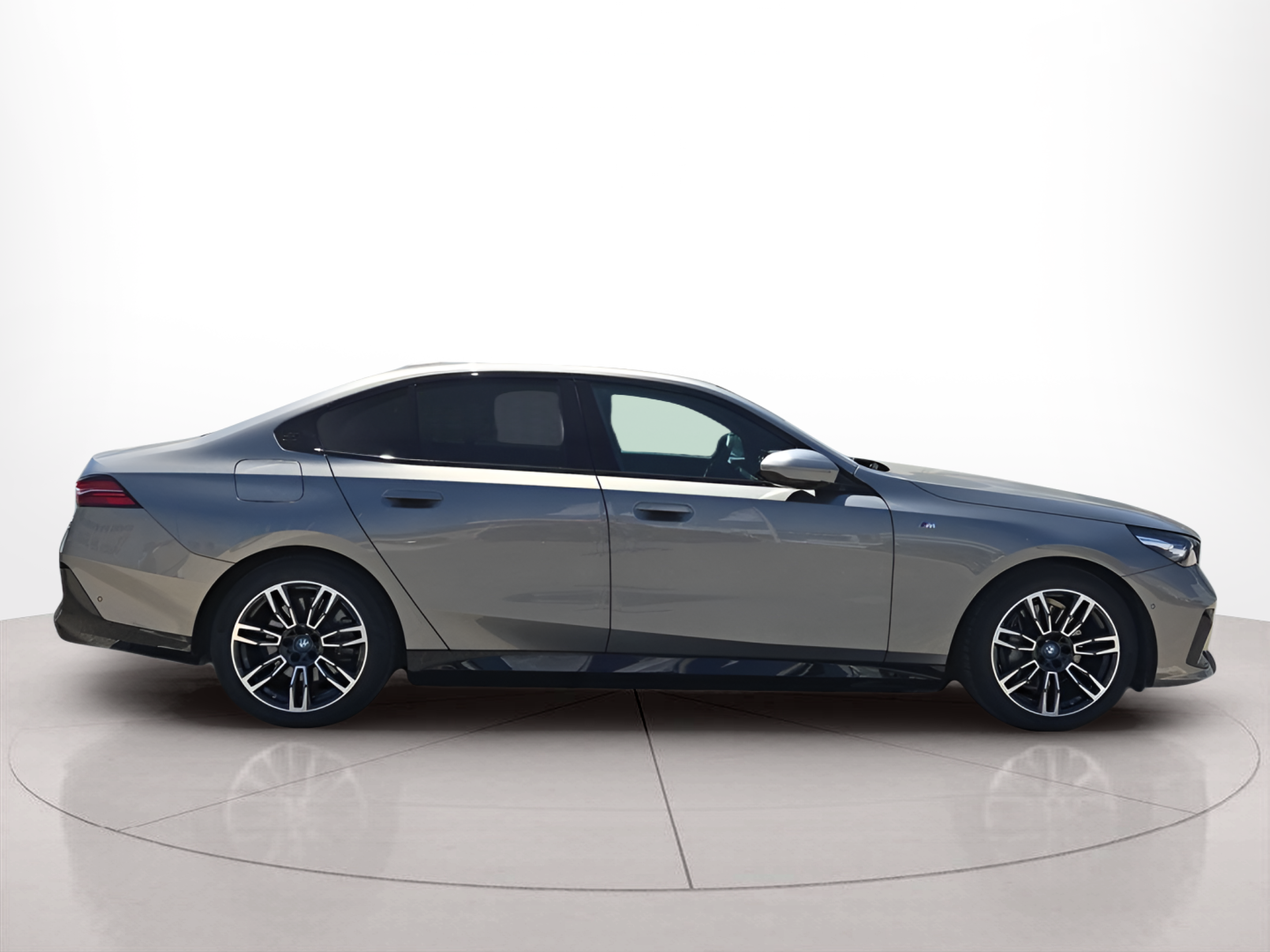 BMW i5 eDrive40 color Gris. Año 2024. 250KW(340CV). Elétrico. En concesionario Caetano Baviera Portimão de Portimão