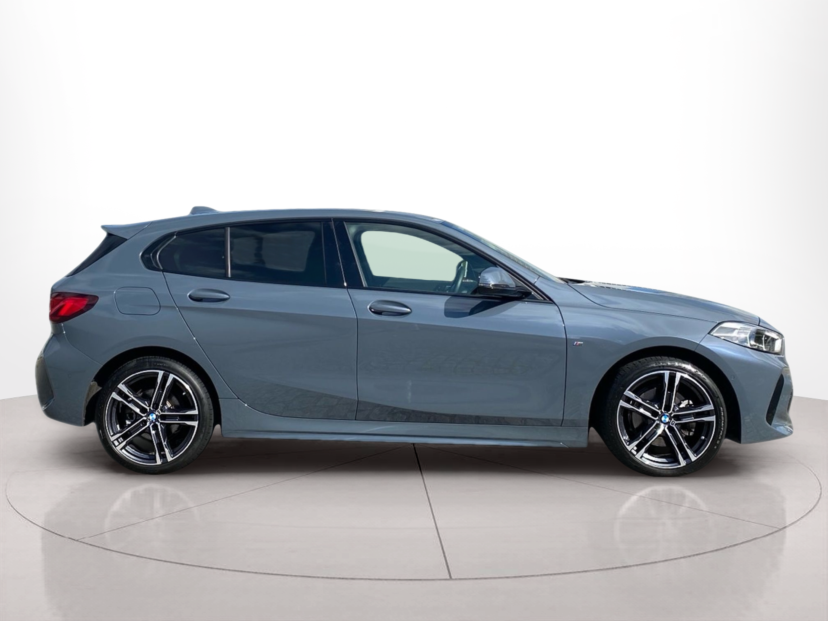 Fotos de BMW Série 1 116d color Gris. Año 2024. 85KW(116CV). Diesel. En concesionario Caetano Baviera Lisboa de Lisboa
