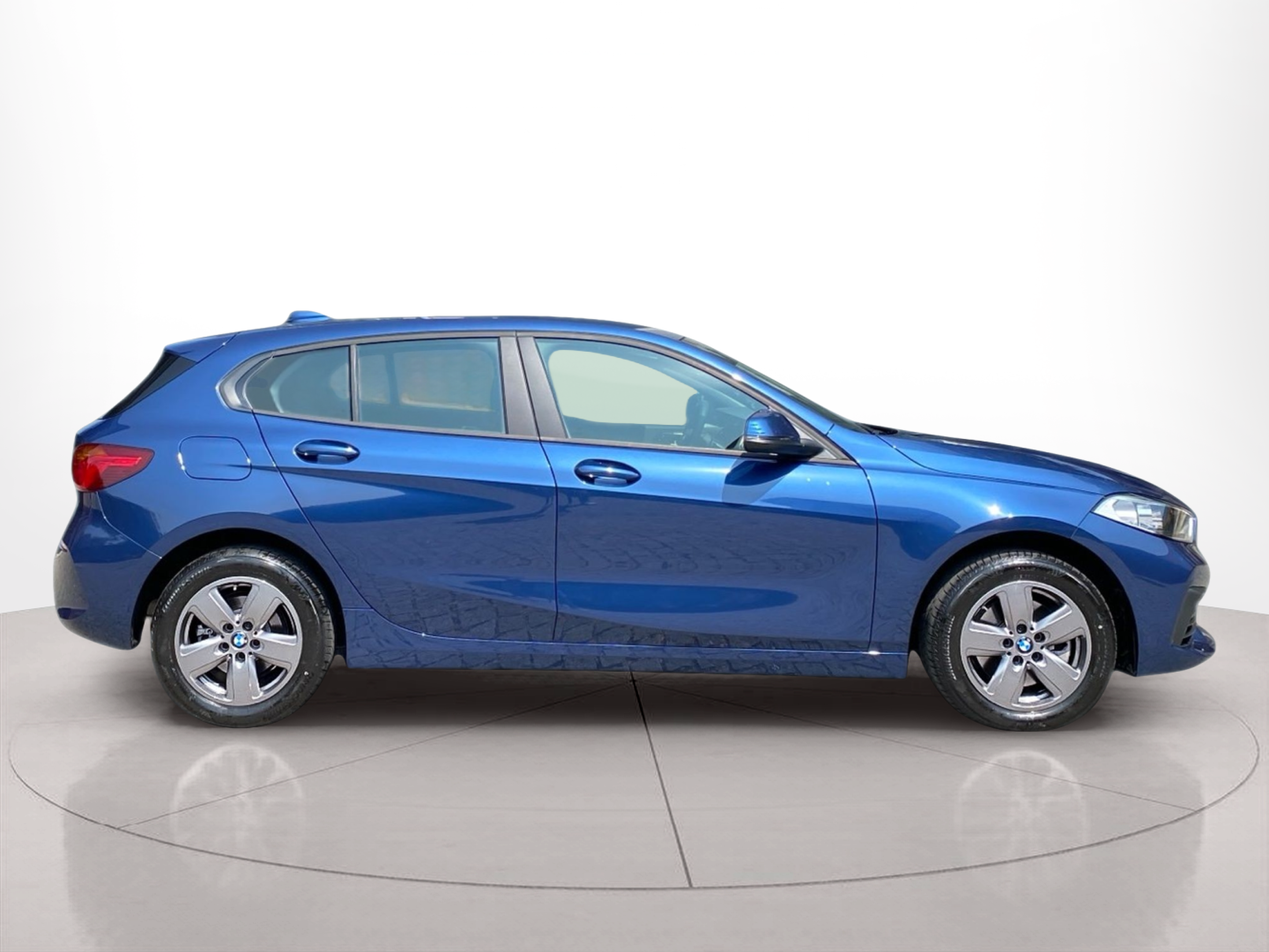 Fotos de BMW Série 1 116i color Azul. Año 2024. 80KW(109CV). Gasolina. En concesionario Caetano Baviera Lisboa de Lisboa