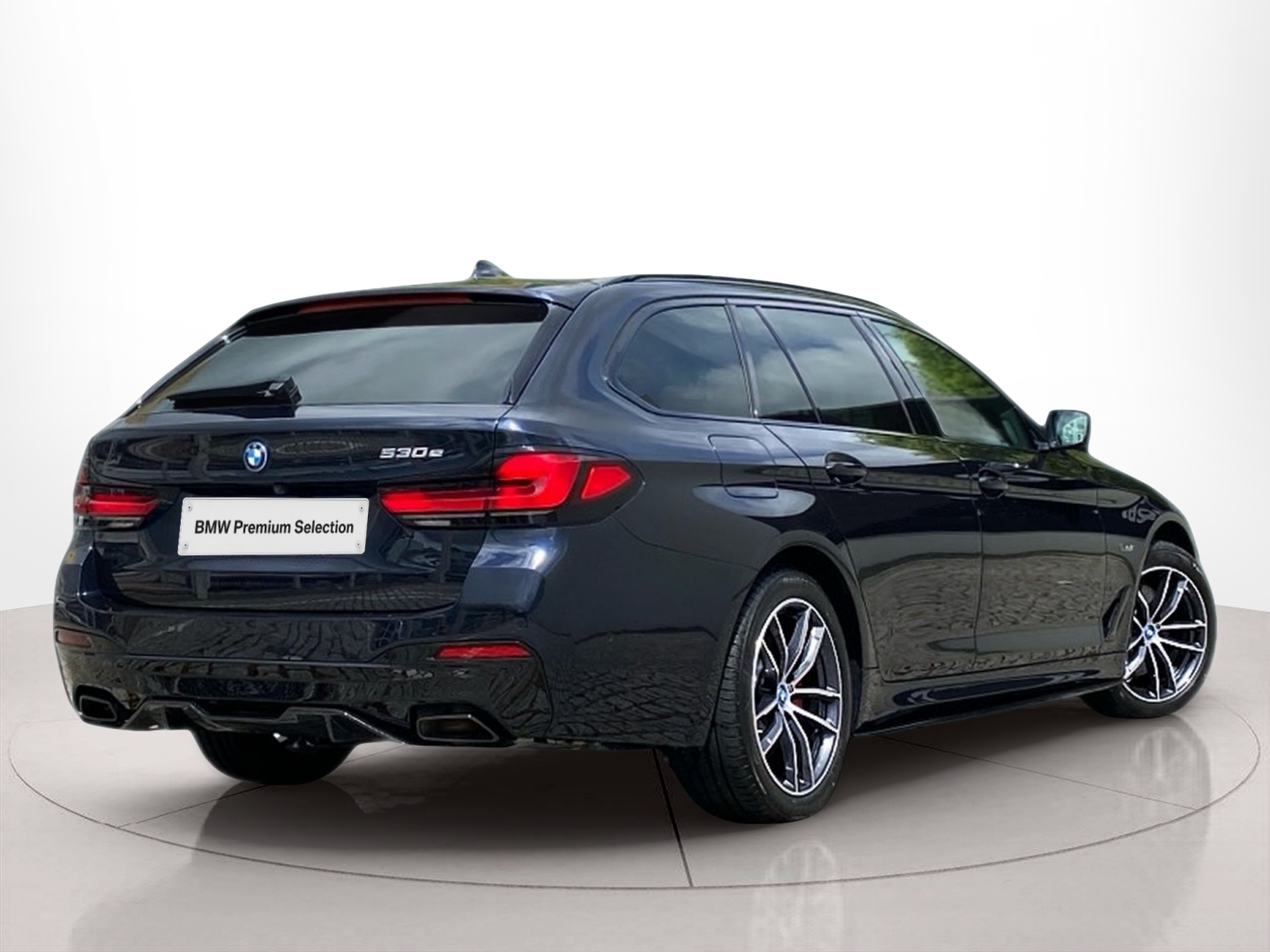 BMW Série 5 530e Touring color Negro. Año 2023. 215KW(292CV). Elétrico / Gasolina Híbrido. En concesionario Caetano Baviera Lisboa de Lisboa