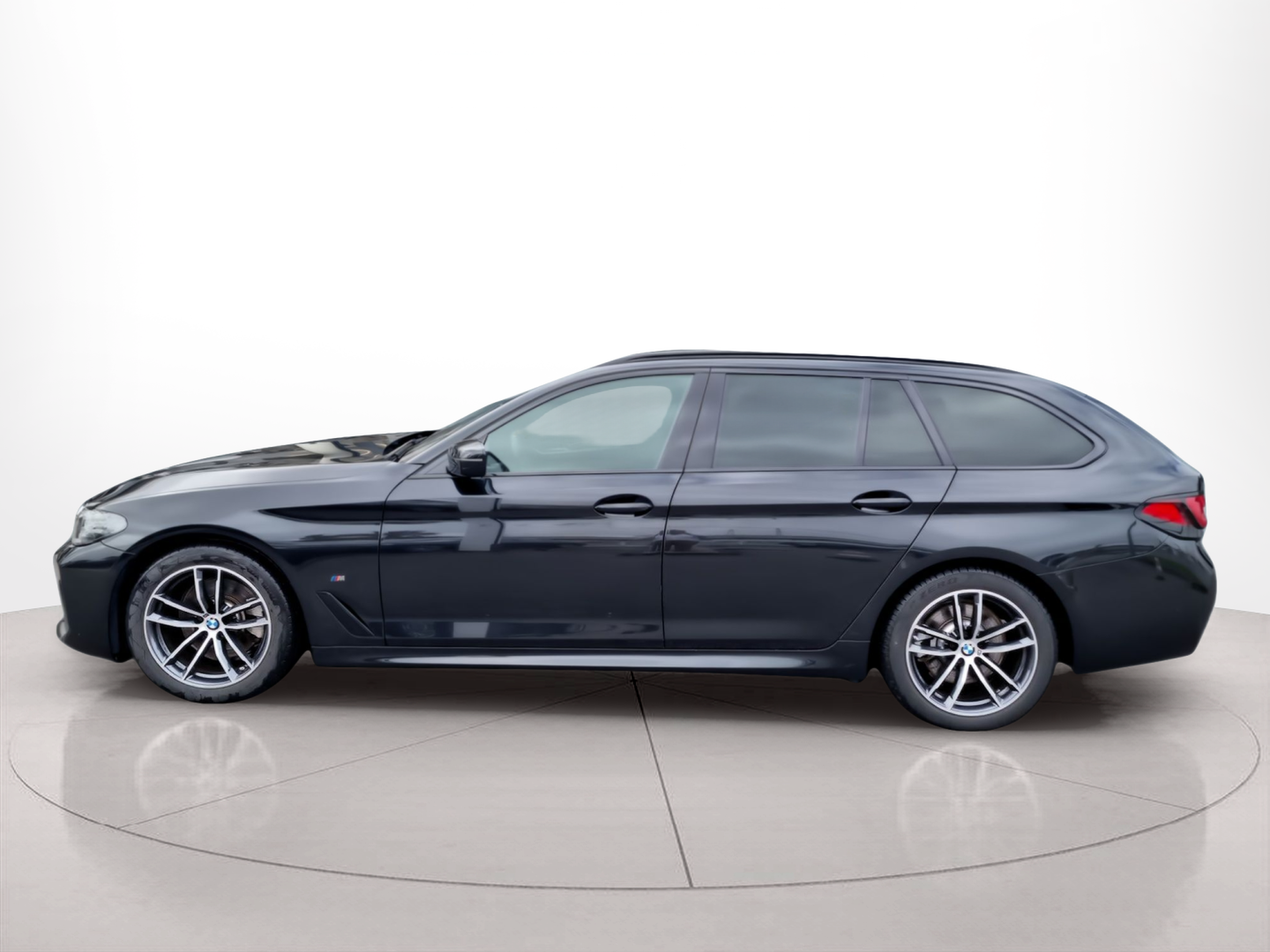 BMW Série 5 520d Touring color Negro. Año 2023. 140KW(190CV). Diesel. En concesionario Caetano Baviera Aveiro de Aveiro