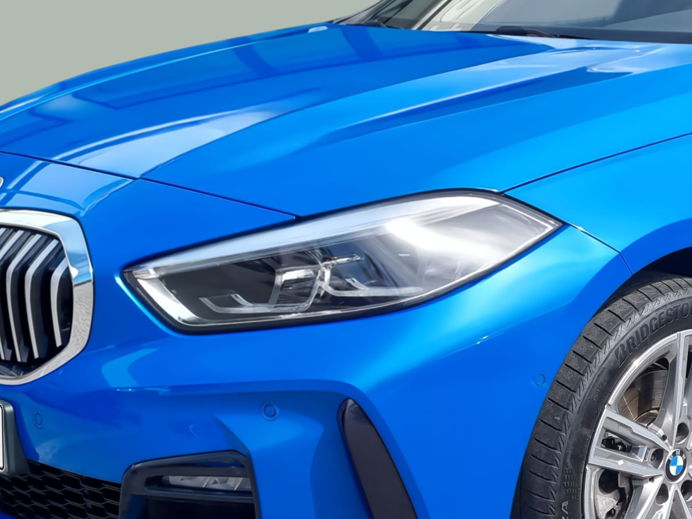 BMW Série 1 116d color Azul. Año 2024. 85KW(116CV). Diesel. En concesionario Caetano Baviera Santa Maria da Feira de Santa Maria da Feira