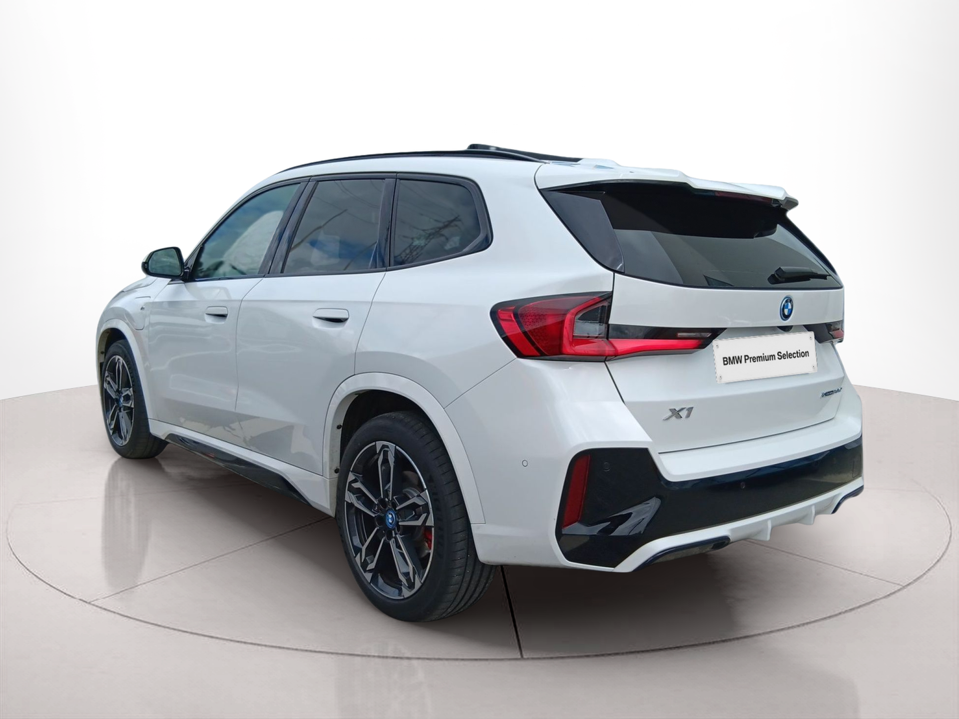 Fotos de BMW X1 xDrive30e color Blanco. Año 2024. 240KW(326CV). Elétrico / Gasolina Híbrido. En concesionario Caetano Baviera Maia de Maia