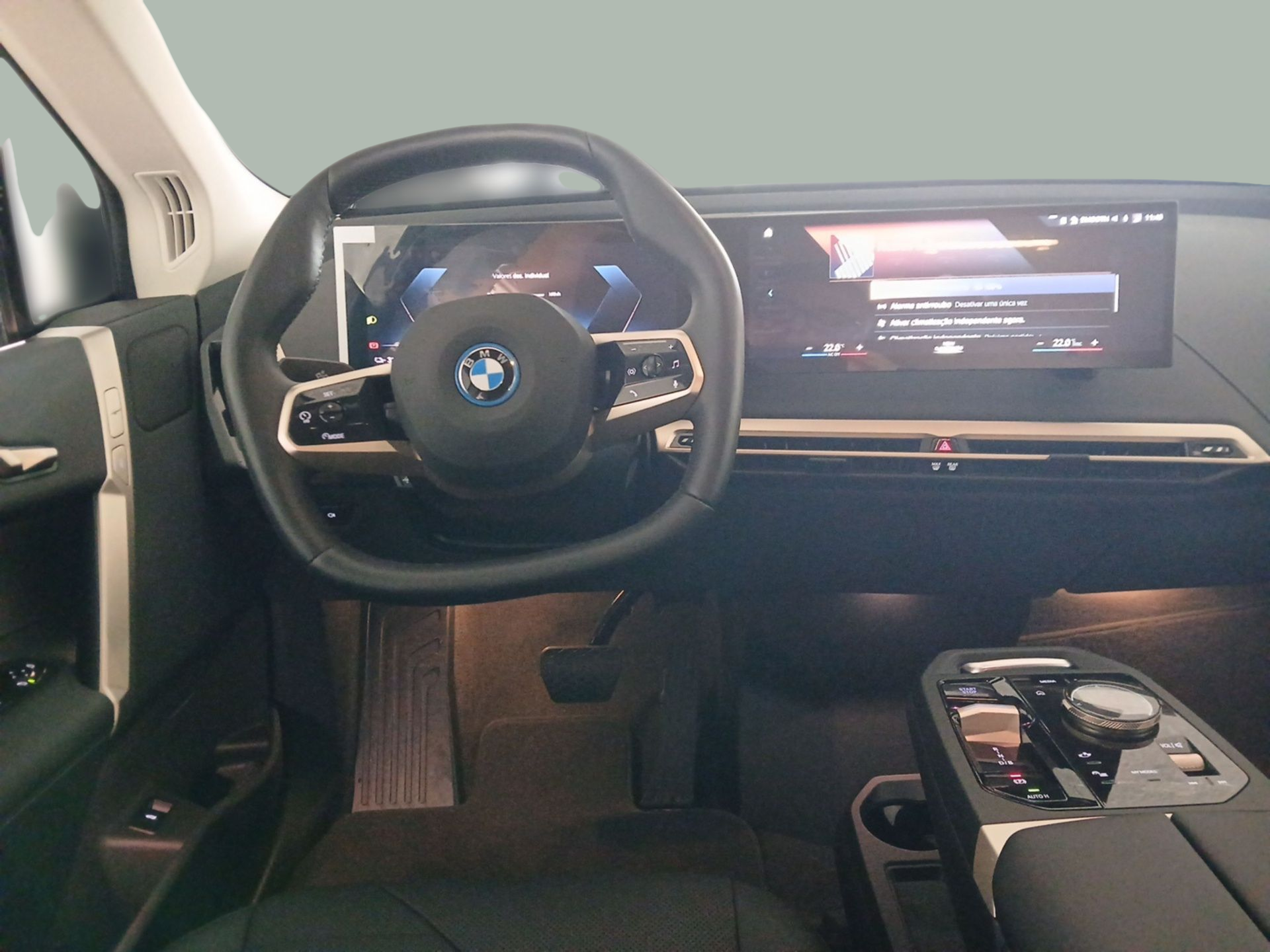 BMW iX xDrive40 color Blanco. Año 2023. 240KW(326CV). Elétrico. En concesionario Caetano Baviera Porto de Porto