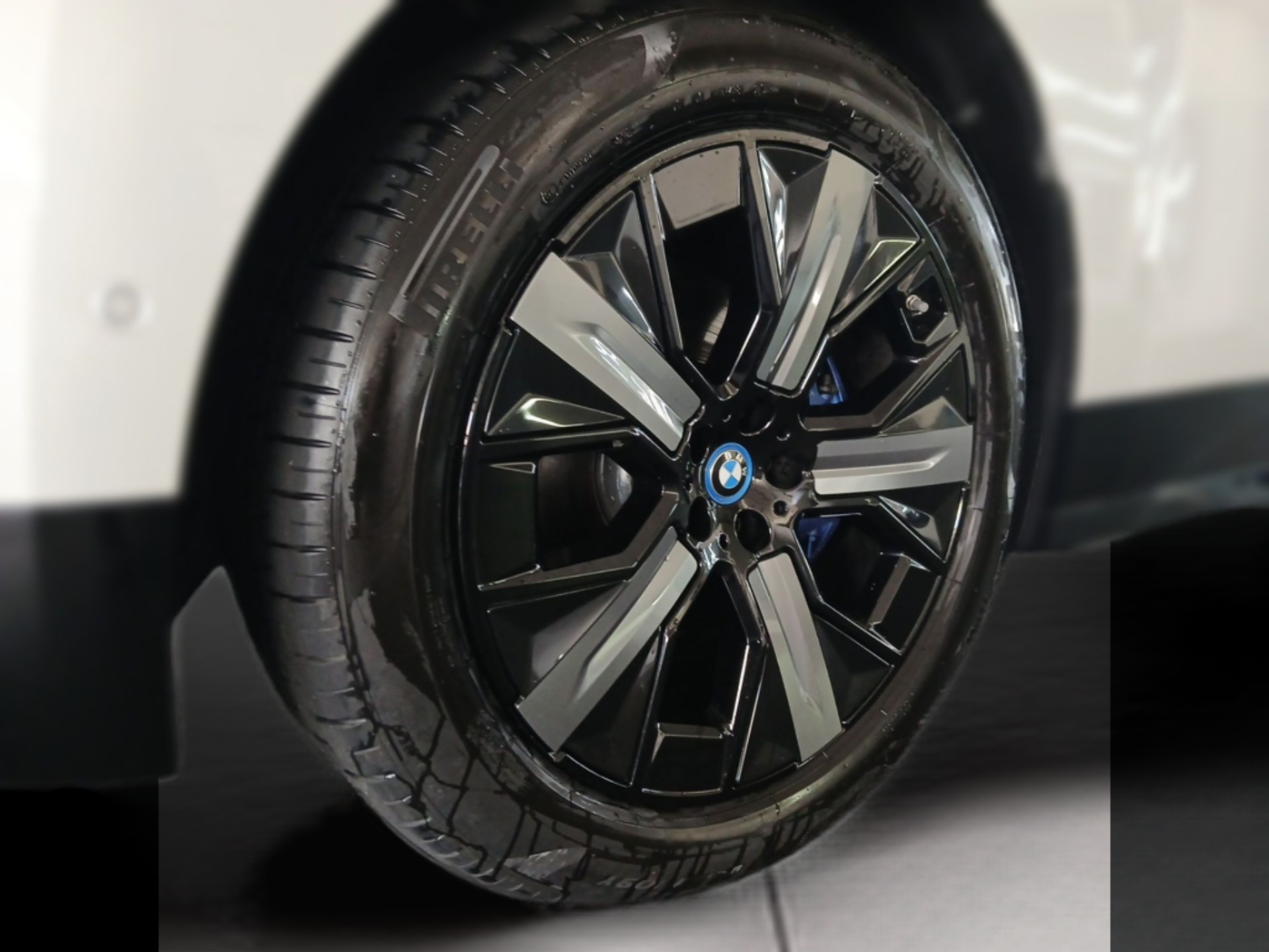 BMW iX xDrive40 color Blanco. Año 2023. 240KW(326CV). Elétrico. En concesionario Caetano Baviera Porto de Porto