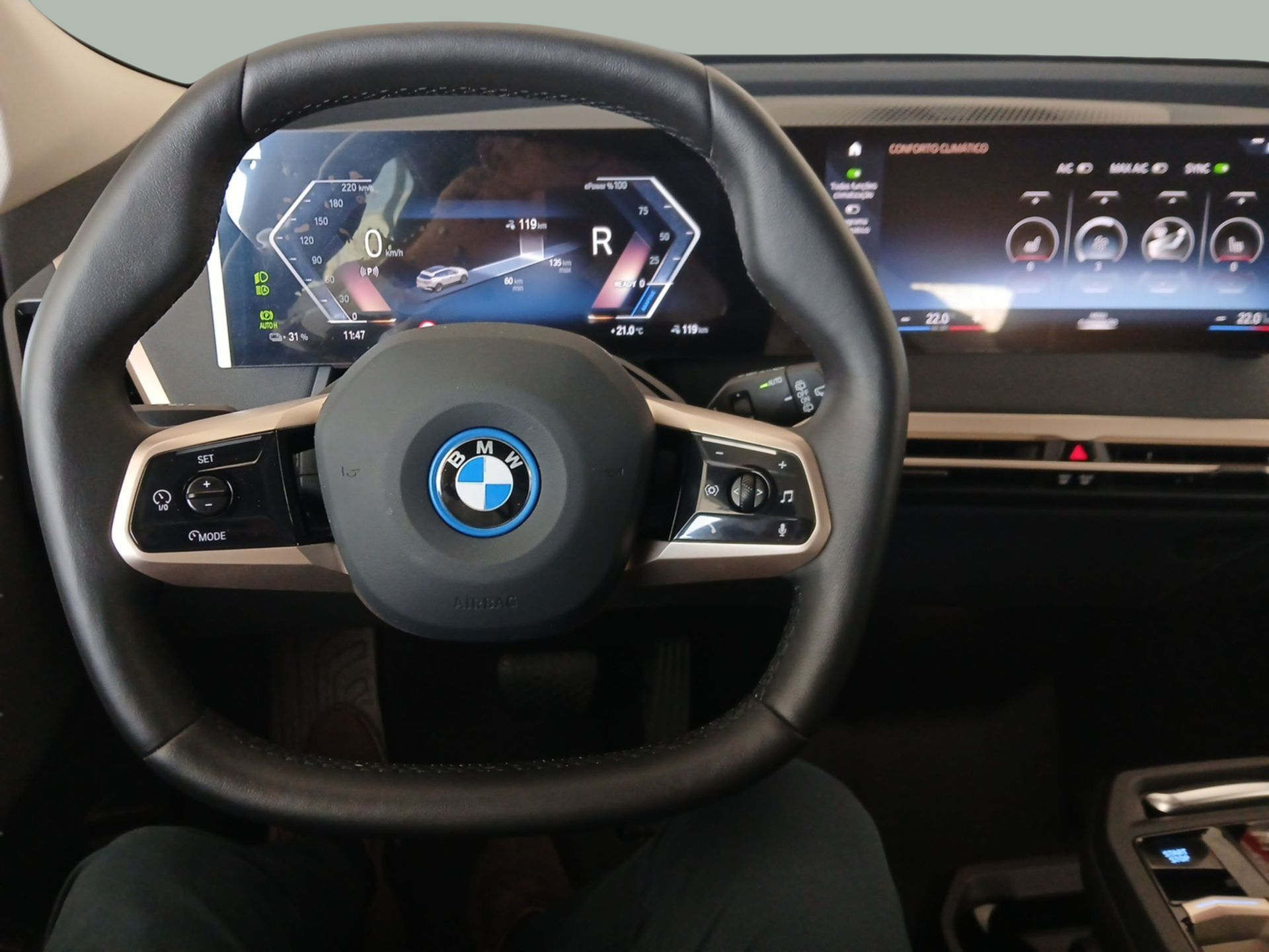 BMW iX xDrive40 color Blanco. Año 2023. 240KW(326CV). Elétrico. En concesionario Caetano Baviera Porto de Porto