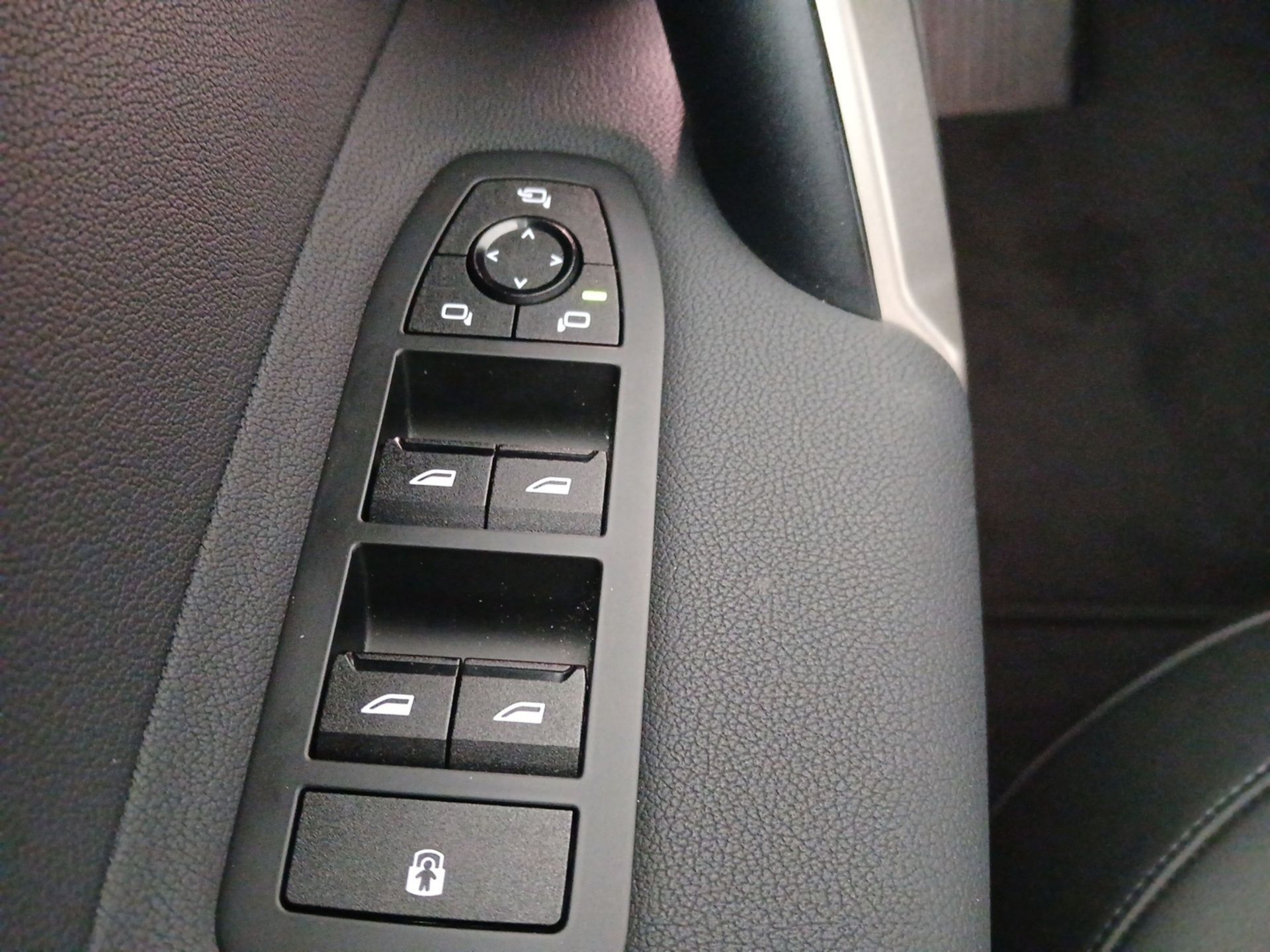 BMW iX xDrive40 color Blanco. Año 2023. 240KW(326CV). Elétrico. En concesionario Caetano Baviera Porto de Porto