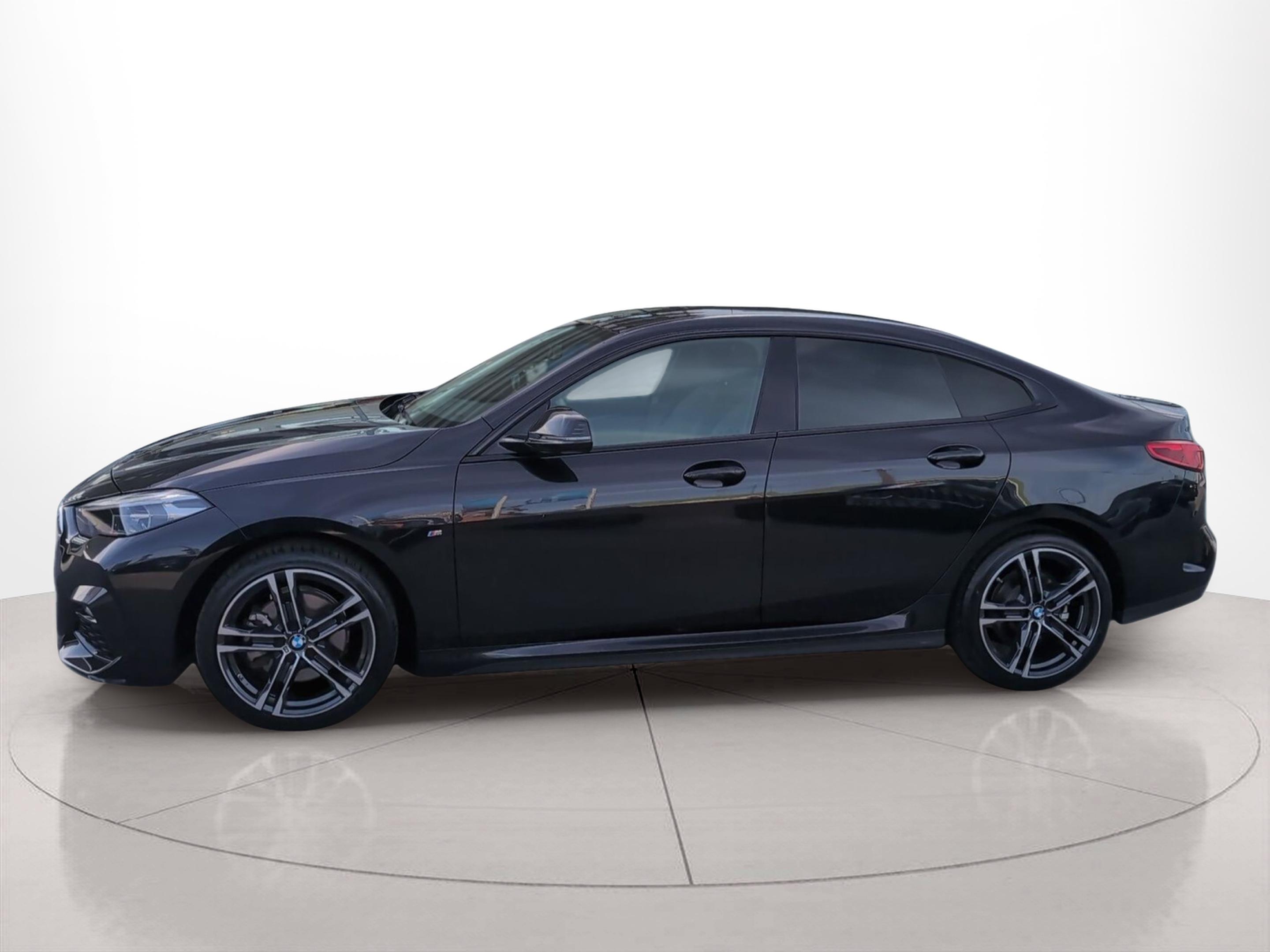 Fotos de BMW Série 2 216d Gran Coupe color Negro. Año 2024. 85KW(116CV). Diesel. En concesionario Caetano Baviera Santa Maria da Feira de Santa Maria da Feira