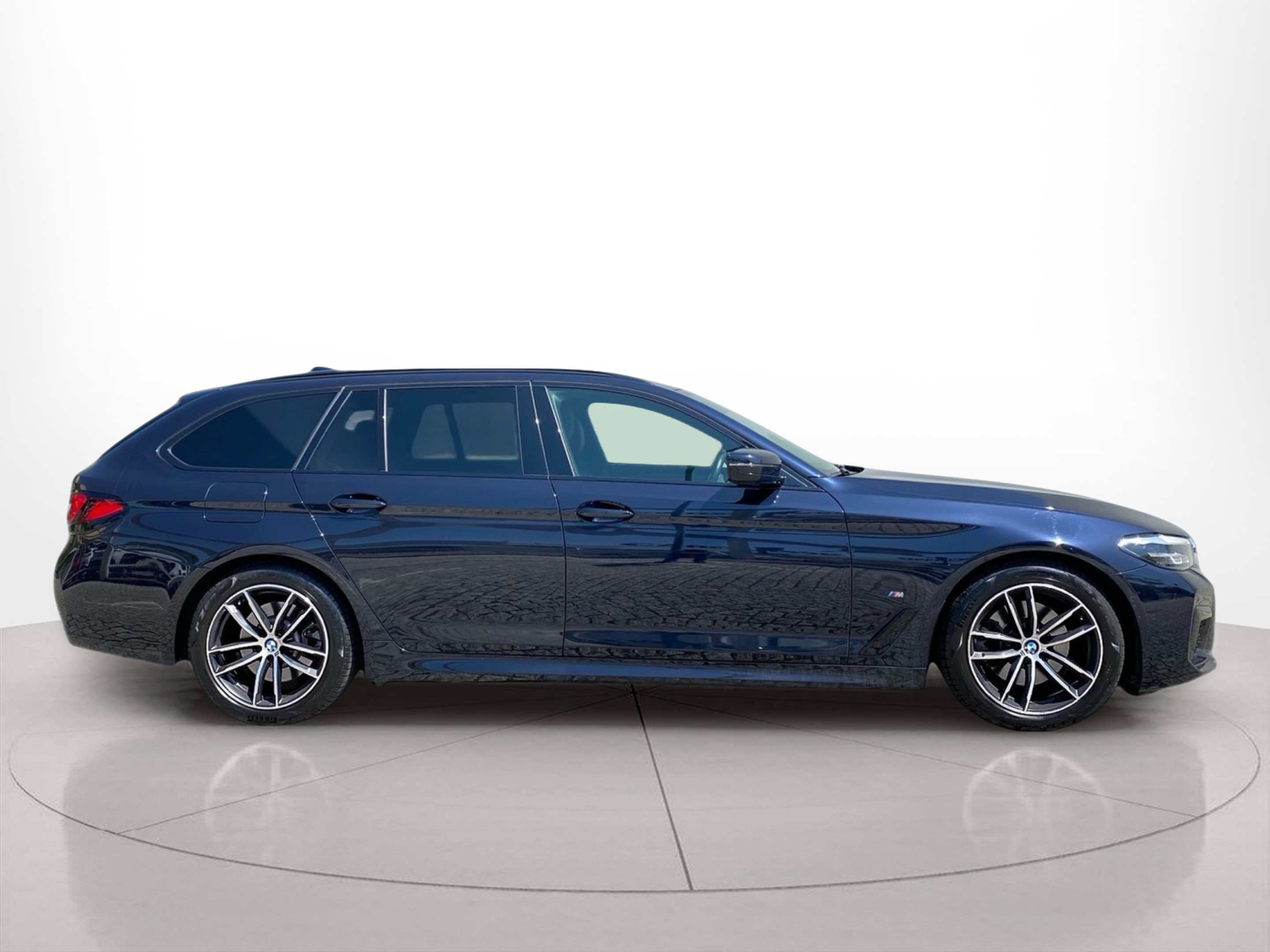 Fotos de BMW Série 5 520d Touring color Negro. Año 2024. 140KW(190CV). Diesel. En concesionario Caetano Baviera Lisboa de Lisboa