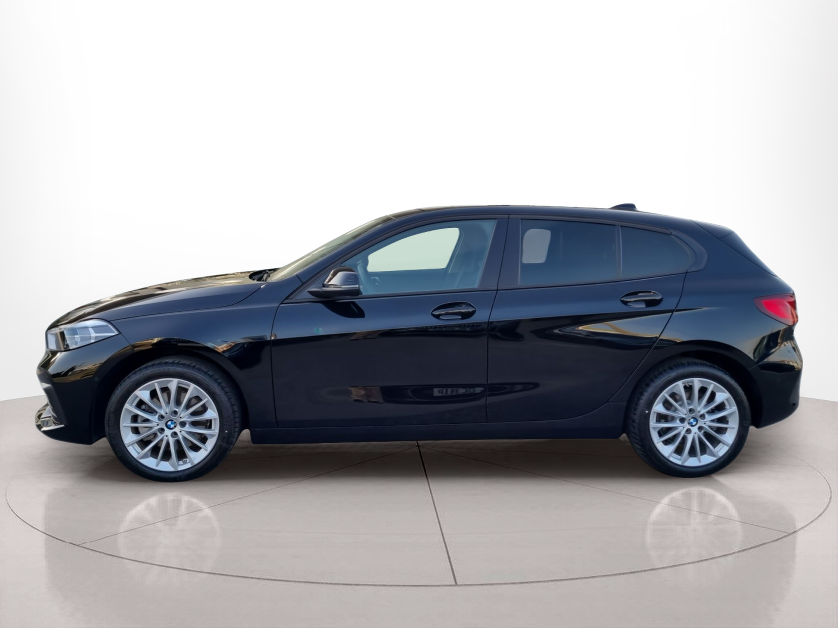 Fotos de BMW Série 1 116d color Negro. Año 2024. 85KW(116CV). Diesel. En concesionario Caetano Baviera Santa Maria da Feira de Santa Maria da Feira