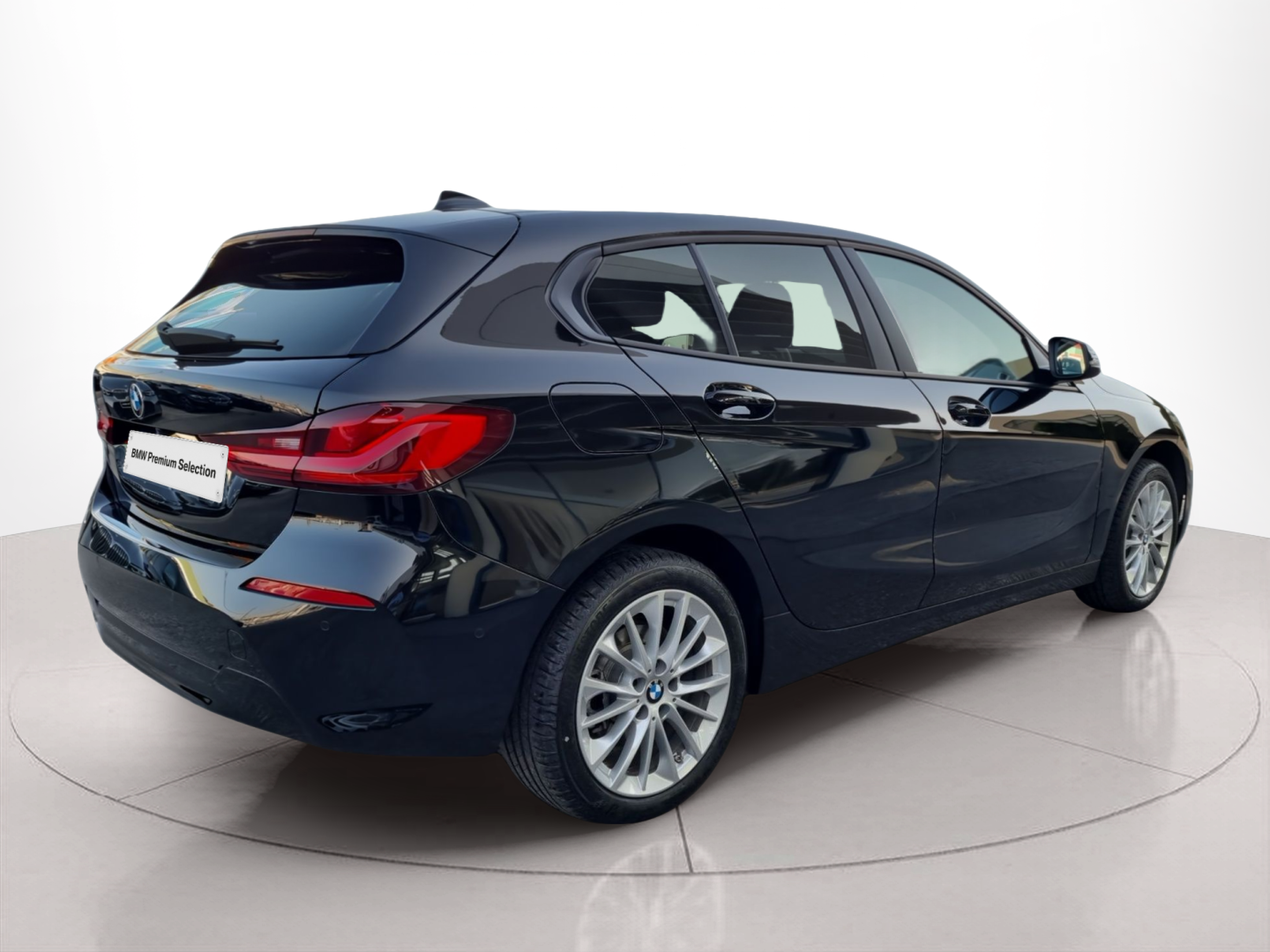 BMW Série 1 116d color Negro. Año 2024. 85KW(116CV). Diesel. En concesionario Caetano Baviera Santa Maria da Feira de Santa Maria da Feira