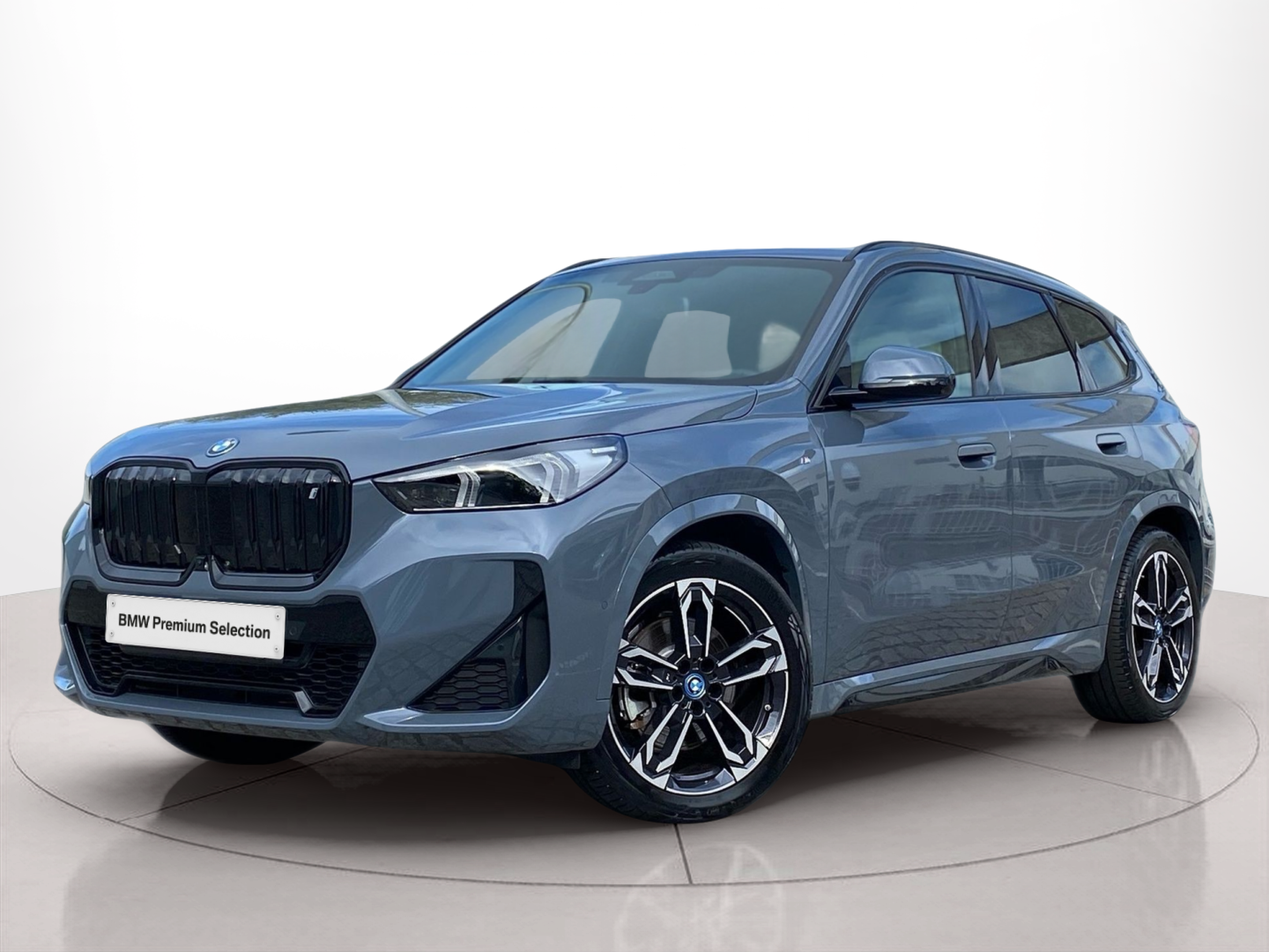 Fotos de BMW iX1 xDrive30 color Gris. Año 2023. 230KW(313CV). Elétrico. En concesionario Caetano Baviera Lisboa de Lisboa