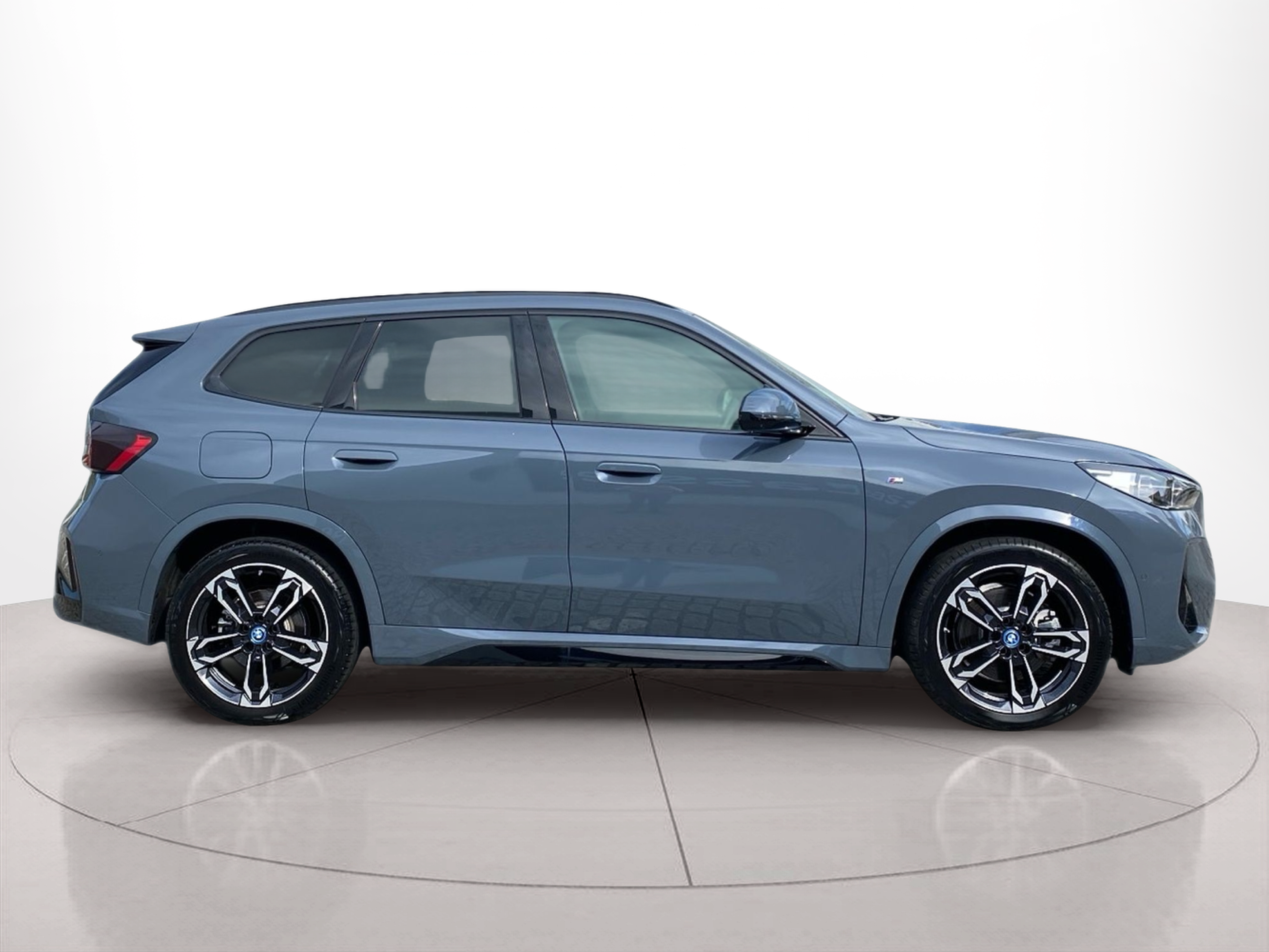 Fotos de BMW iX1 xDrive30 color Gris. Año 2023. 230KW(313CV). Elétrico. En concesionario Caetano Baviera Lisboa de Lisboa