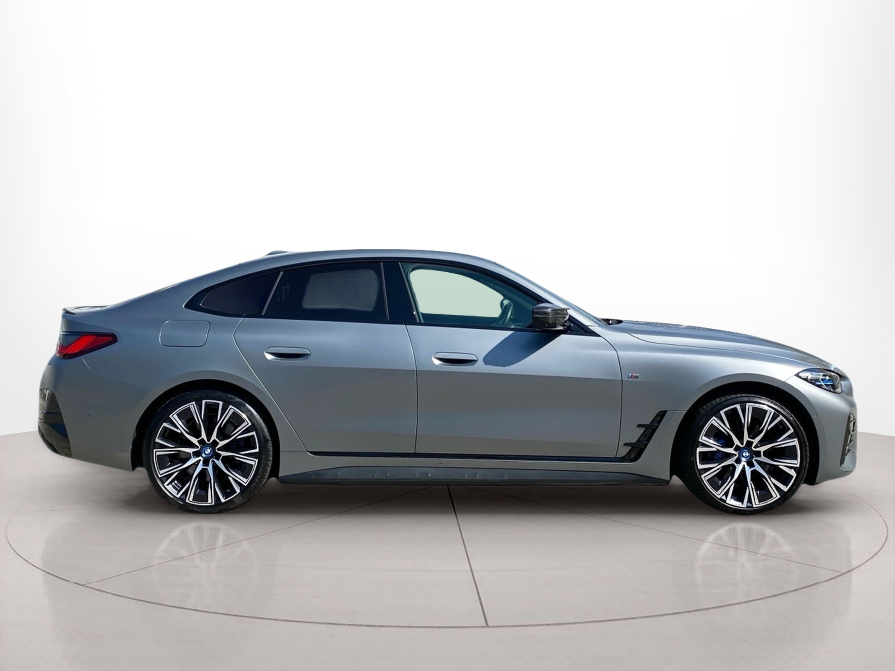 Fotos de BMW i4 i4 M50 color Gris. Año 2023. 400KW(544CV). Elétrico. En concesionario Caetano Baviera Lisboa de Lisboa