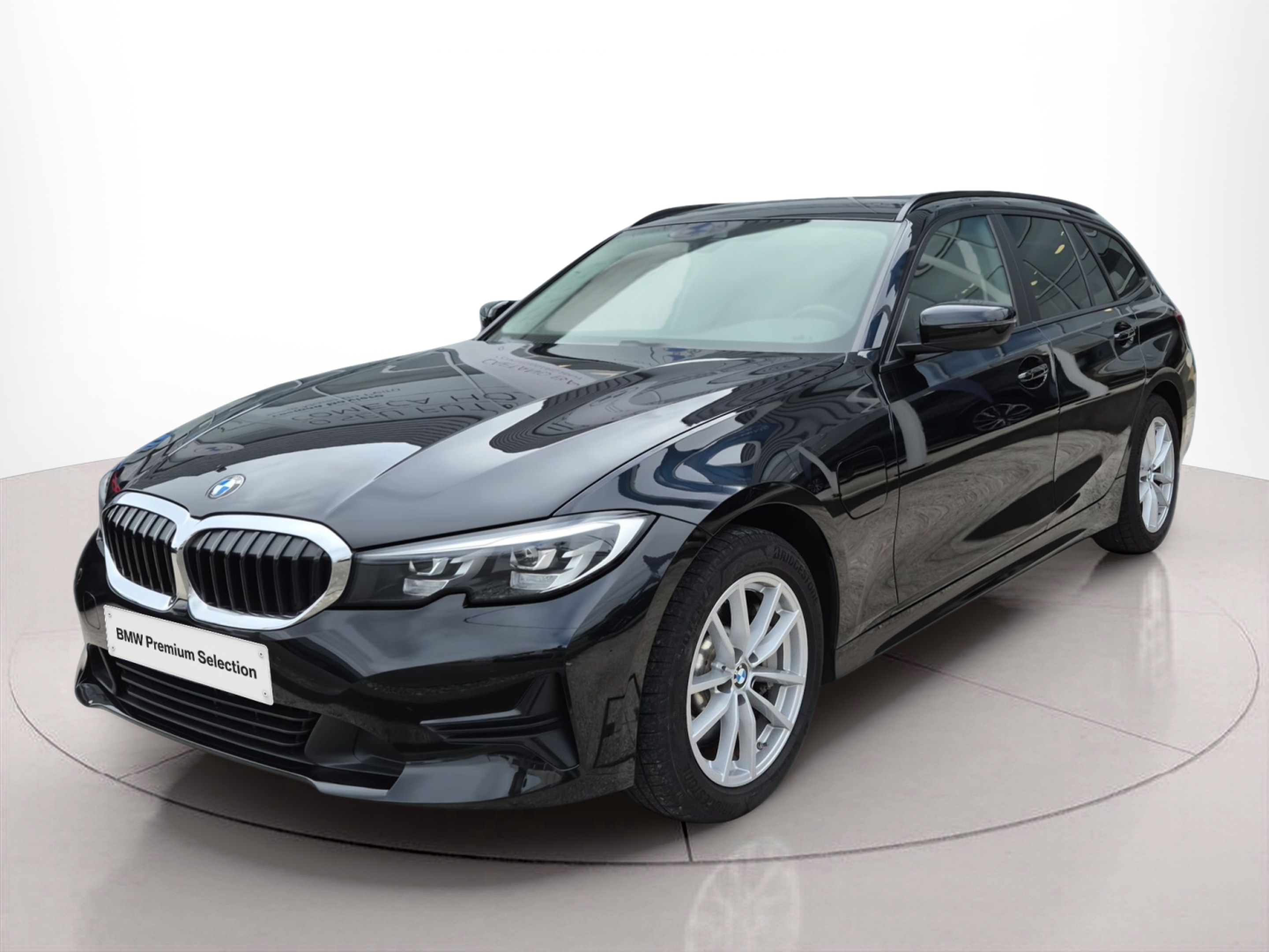 Fotos de BMW Série 3 330e Touring color Negro. Año 2021. 215KW(292CV). Elétrico / Gasolina Híbrido. En concesionario Caetano Baviera Santa Maria da Feira de Santa Maria da Feira
