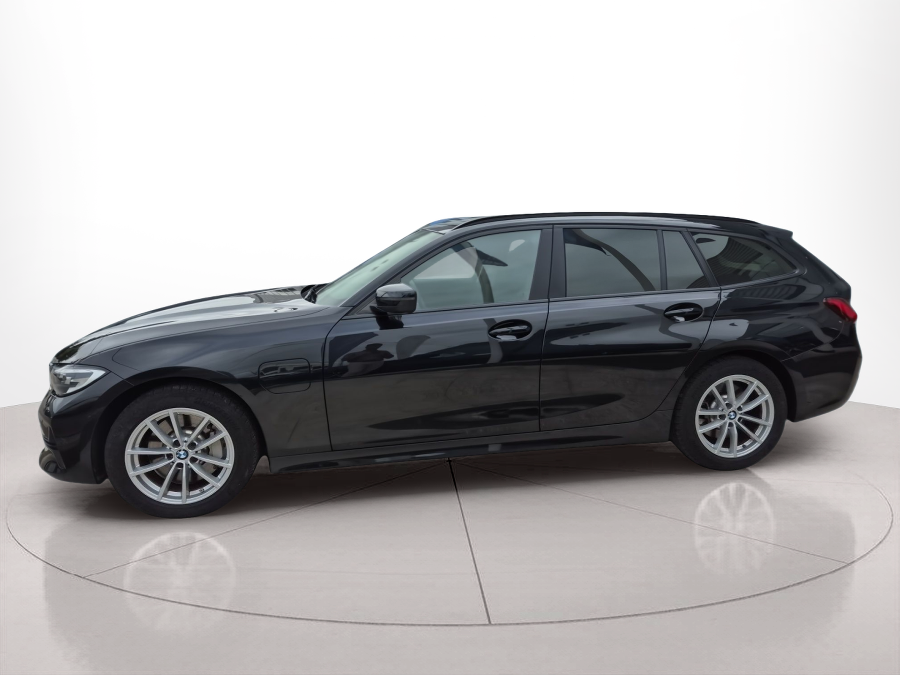 Fotos de BMW Série 3 330e Touring color Negro. Año 2021. 215KW(292CV). Elétrico / Gasolina Híbrido. En concesionario Caetano Baviera Santa Maria da Feira de Santa Maria da Feira