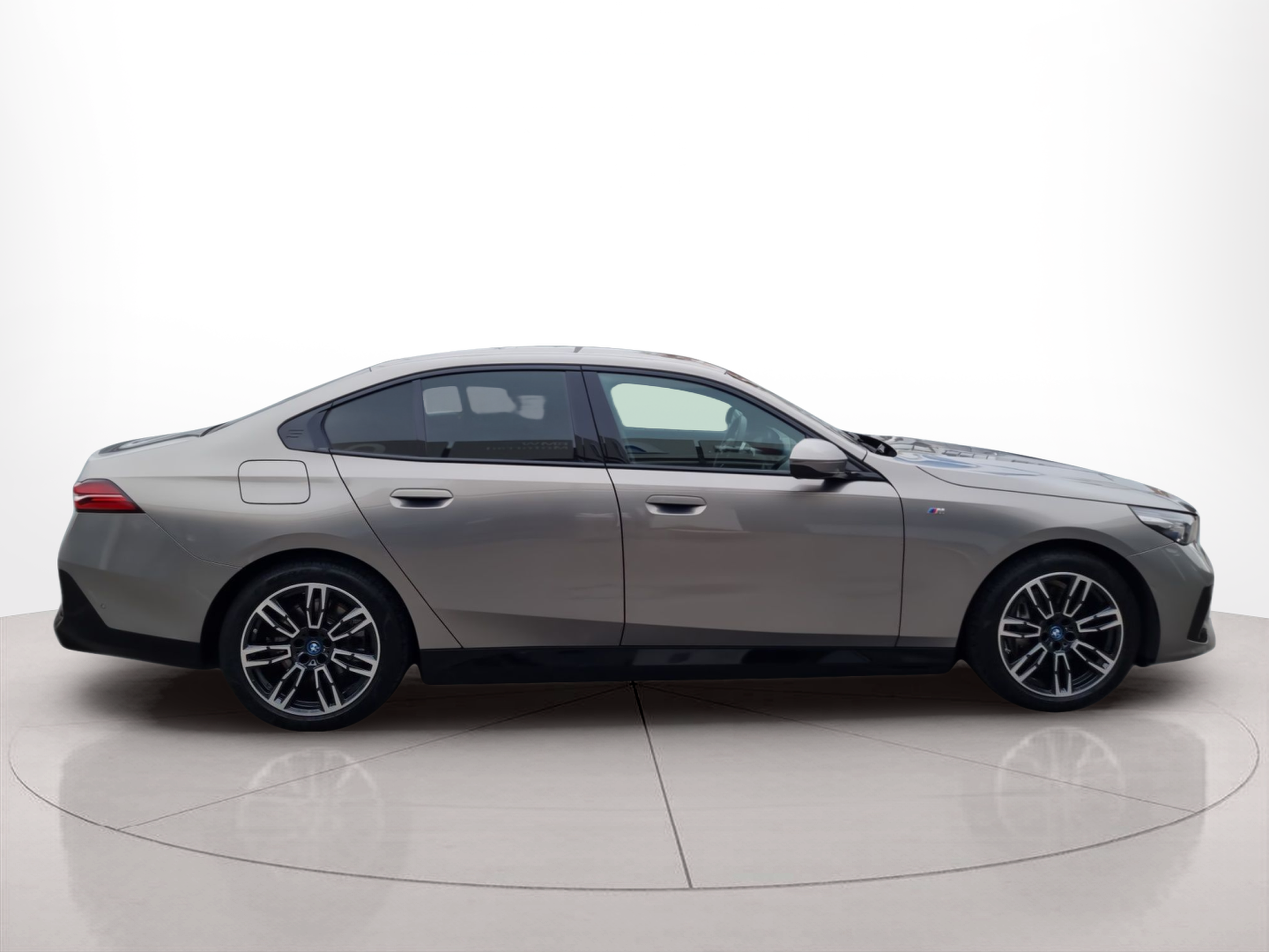 BMW i5 eDrive40 color Gris. Año 2024. 250KW(340CV). Elétrico. En concesionario Caetano Baviera Aveiro de Aveiro