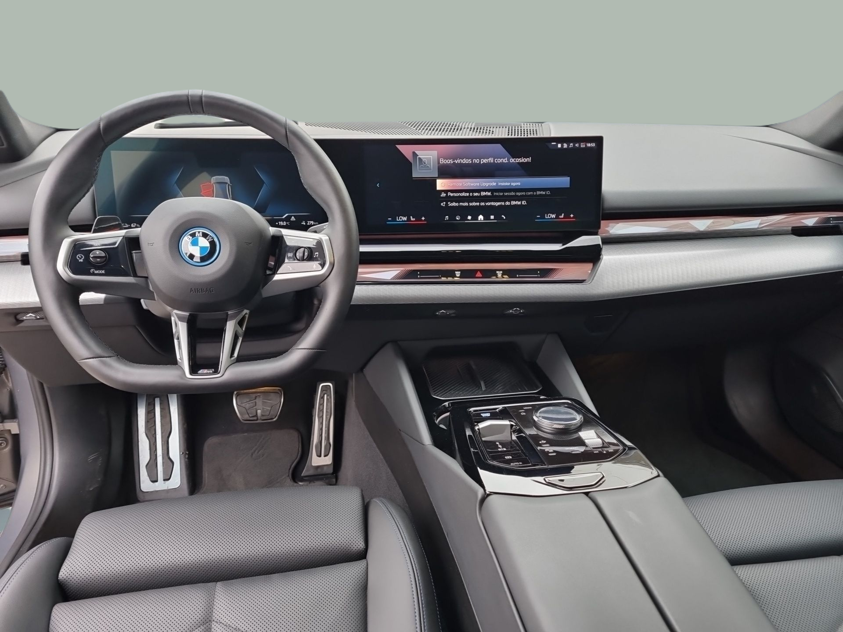 BMW i5 eDrive40 color Gris. Año 2024. 250KW(340CV). Elétrico. En concesionario Caetano Baviera Aveiro de Aveiro