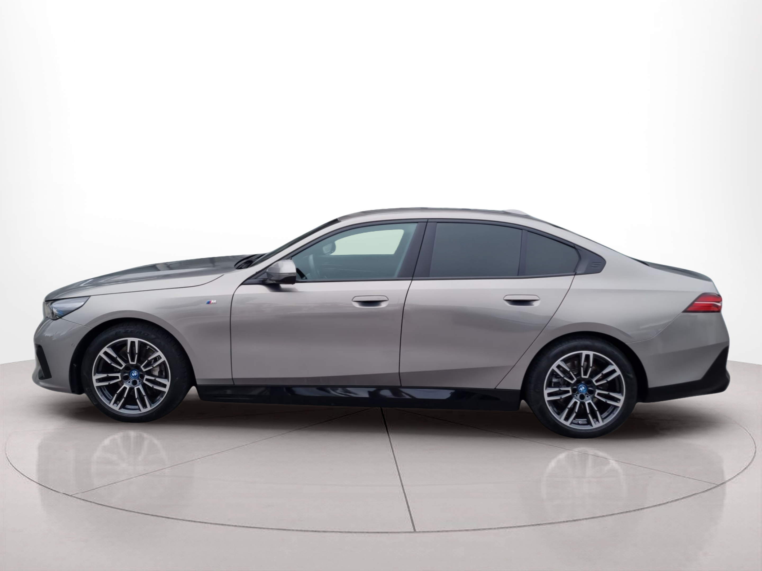Fotos de BMW i5 eDrive40 color Gris. Año 2024. 250KW(340CV). Elétrico. En concesionario Caetano Baviera Aveiro de Aveiro