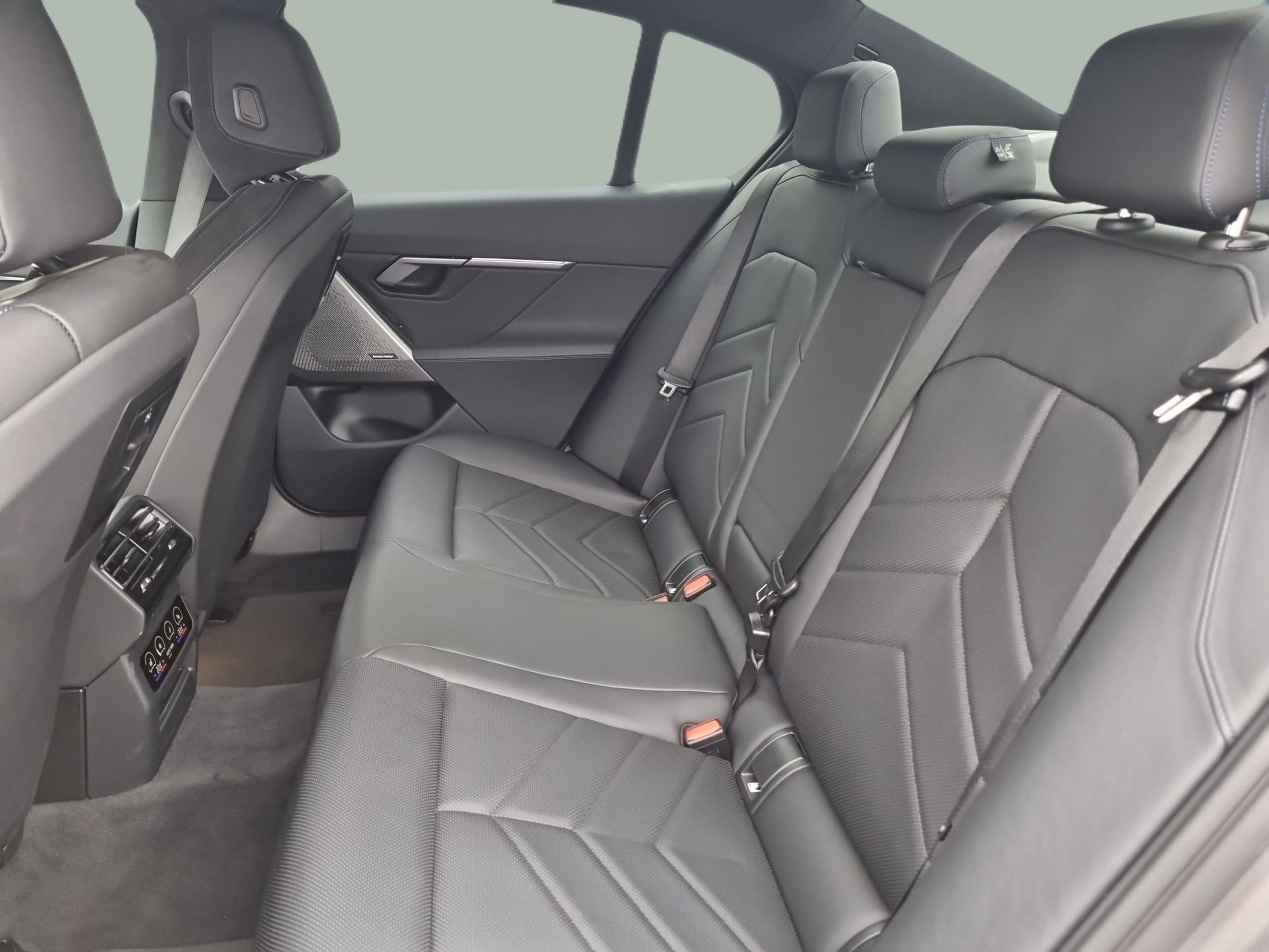 BMW i5 eDrive40 color Gris. Año 2024. 250KW(340CV). Elétrico. En concesionario Caetano Baviera Aveiro de Aveiro