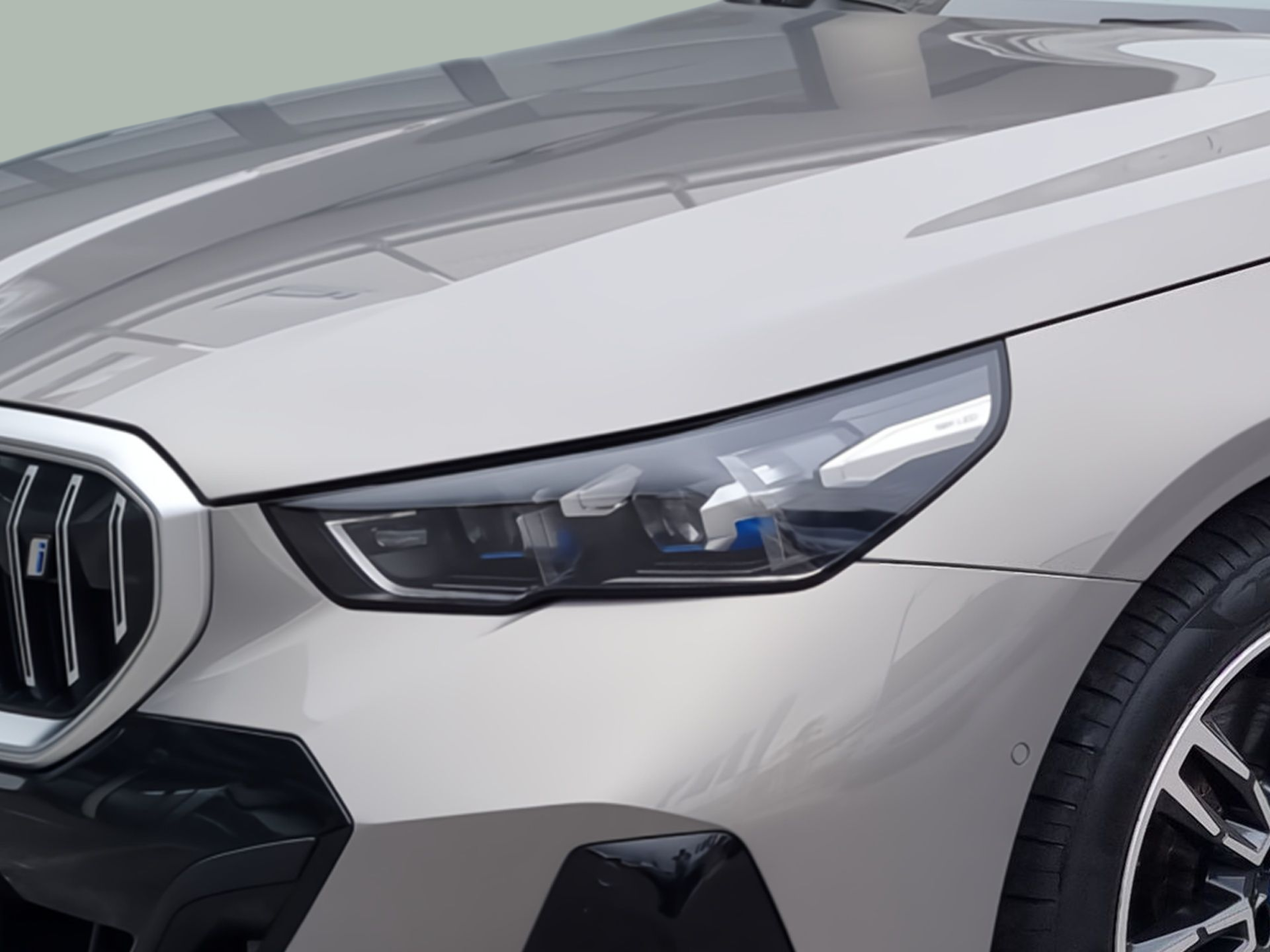 BMW i5 eDrive40 color Gris. Año 2024. 250KW(340CV). Elétrico. En concesionario Caetano Baviera Aveiro de Aveiro