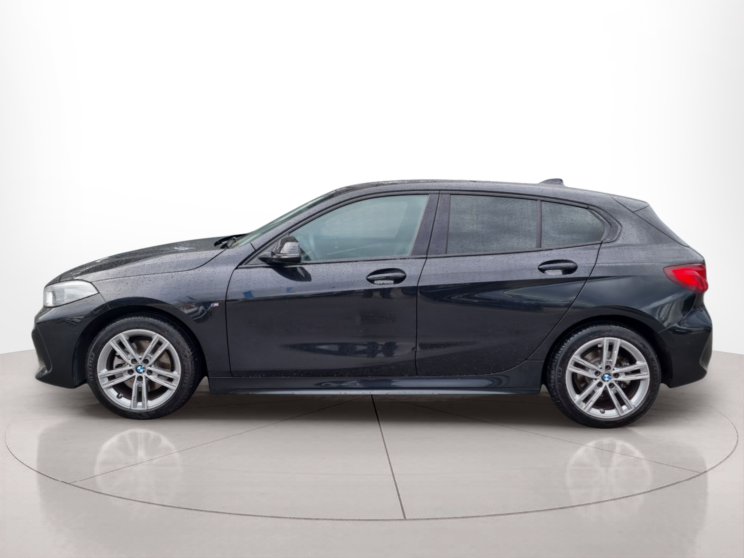 Fotos de BMW Série 1 116d color Negro. Año 2024. 85KW(116CV). Diesel. En concesionario Caetano Baviera Aveiro de Aveiro