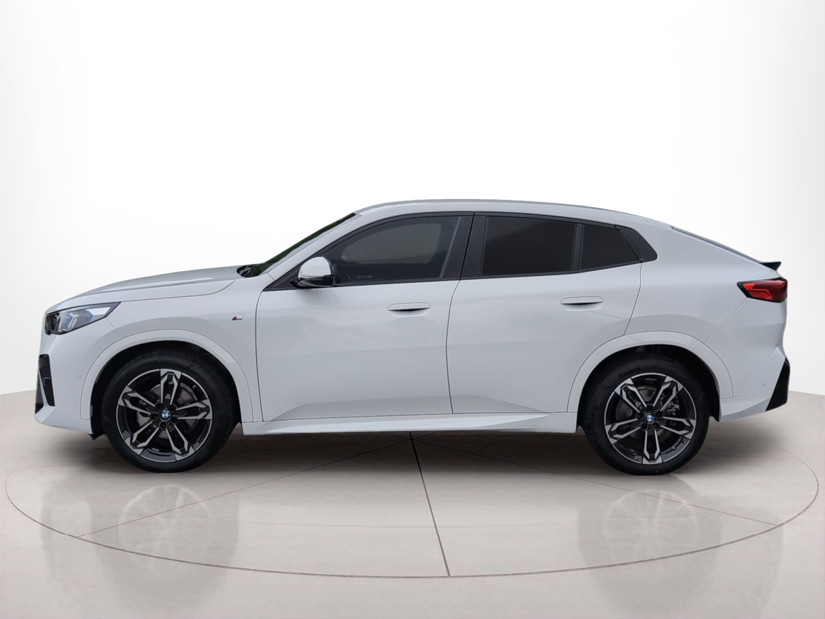 Fotos de BMW X2 sDrive18d color Blanco. Año 2024. 110KW(150CV). Diesel. En concesionario Caetano Baviera Aveiro de Aveiro