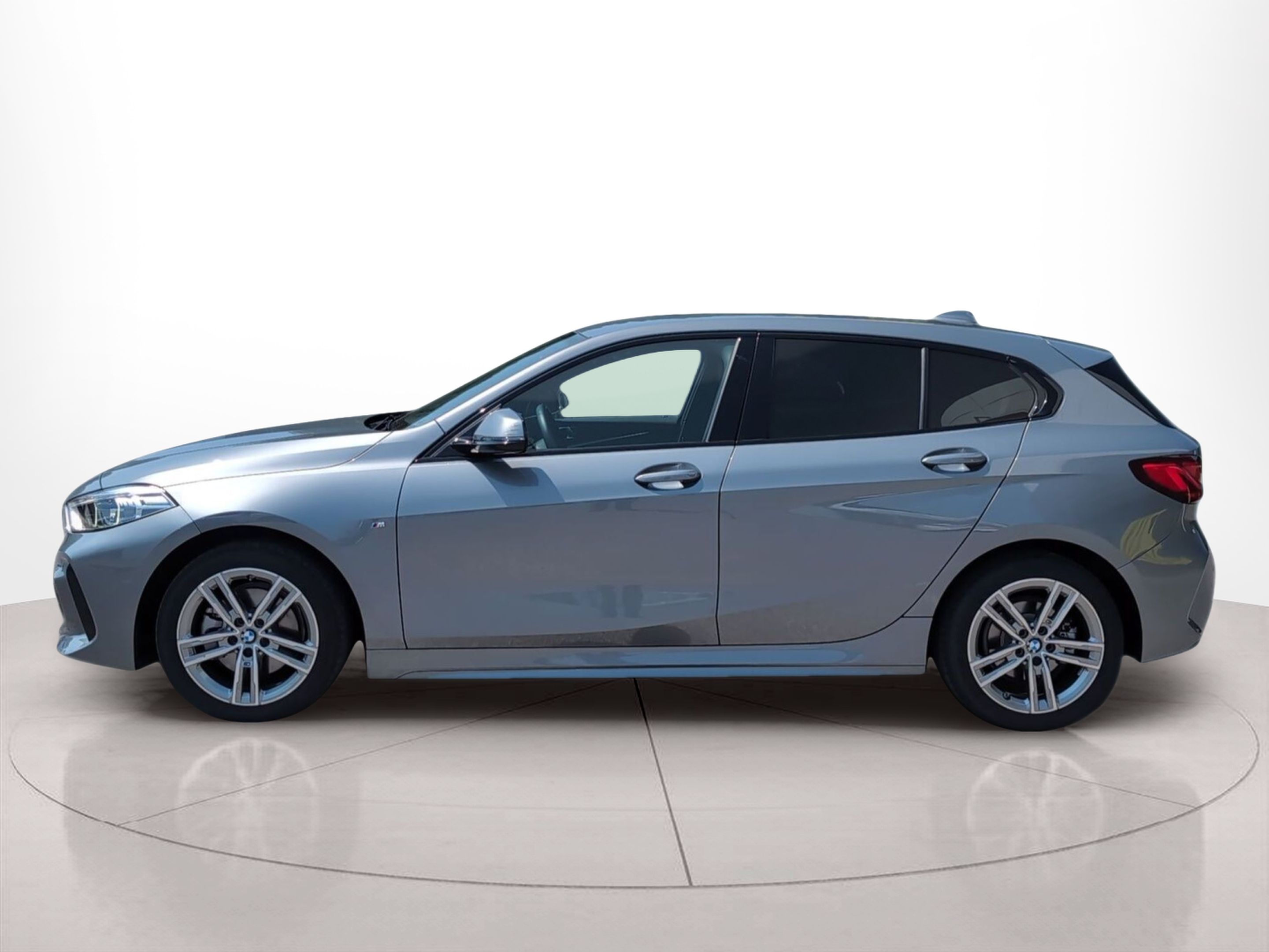 Fotos de BMW Série 1 116d color Gris. Año 2024. 85KW(116CV). Diesel. En concesionario Caetano Baviera Santa Maria da Feira de Santa Maria da Feira
