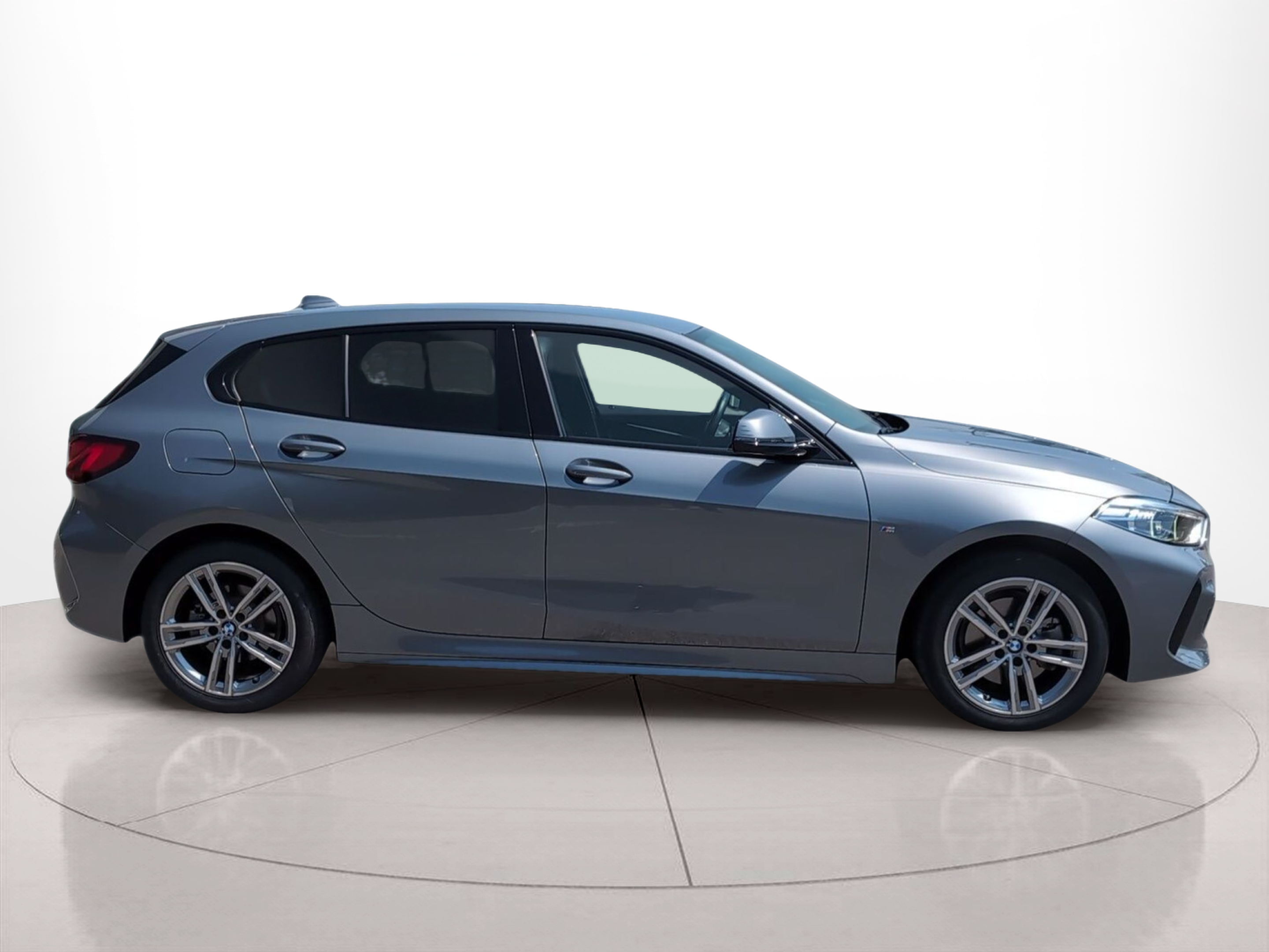 BMW Série 1 116d color Gris. Año 2024. 85KW(116CV). Diesel. En concesionario Caetano Baviera Santa Maria da Feira de Santa Maria da Feira