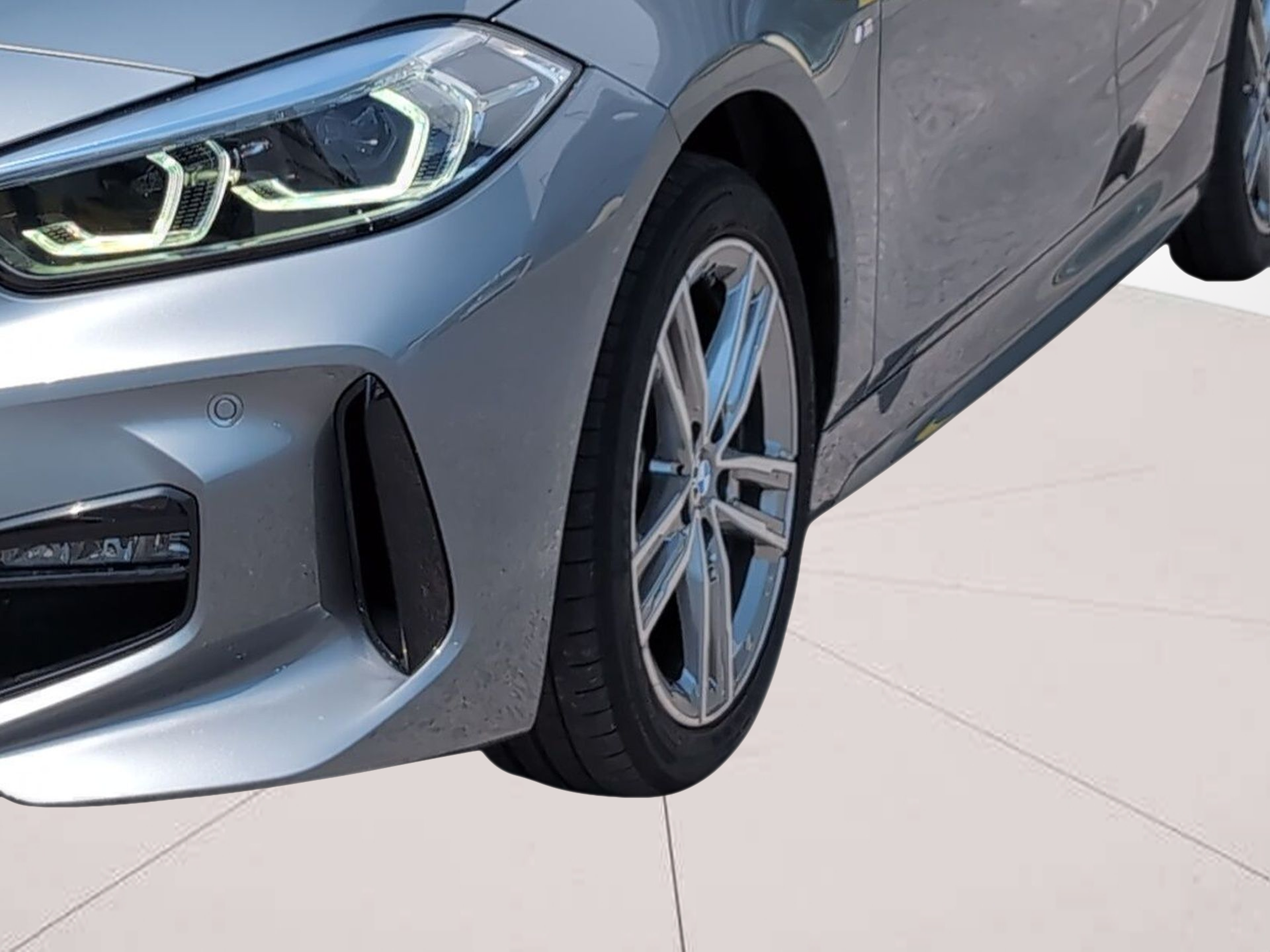 BMW Série 1 116d color Gris. Año 2024. 85KW(116CV). Diesel. En concesionario Caetano Baviera Santa Maria da Feira de Santa Maria da Feira