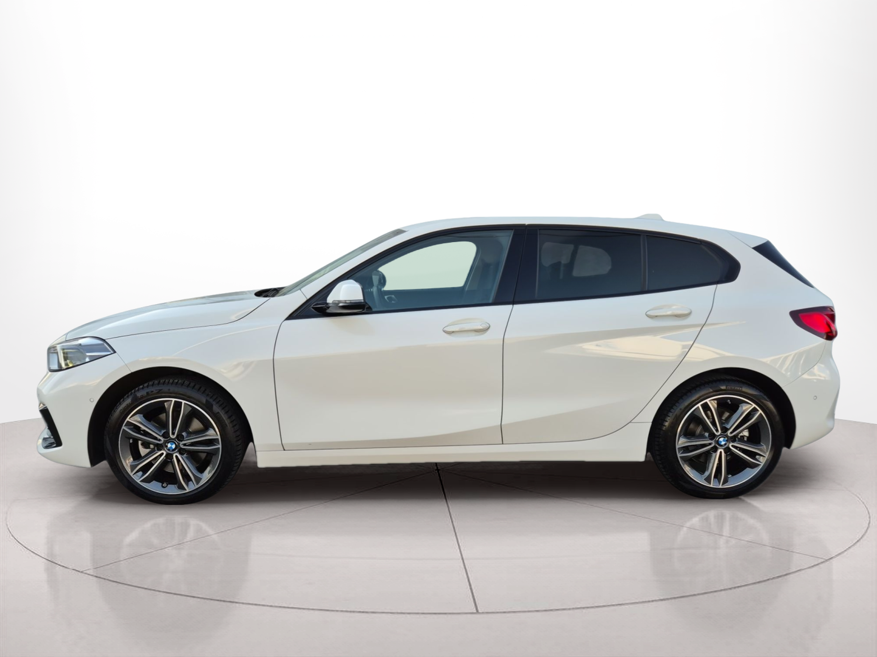 Fotos de BMW Série 1 116d color Blanco. Año 2024. 85KW(116CV). Diesel. En concesionario Caetano Baviera Santa Maria da Feira de Santa Maria da Feira