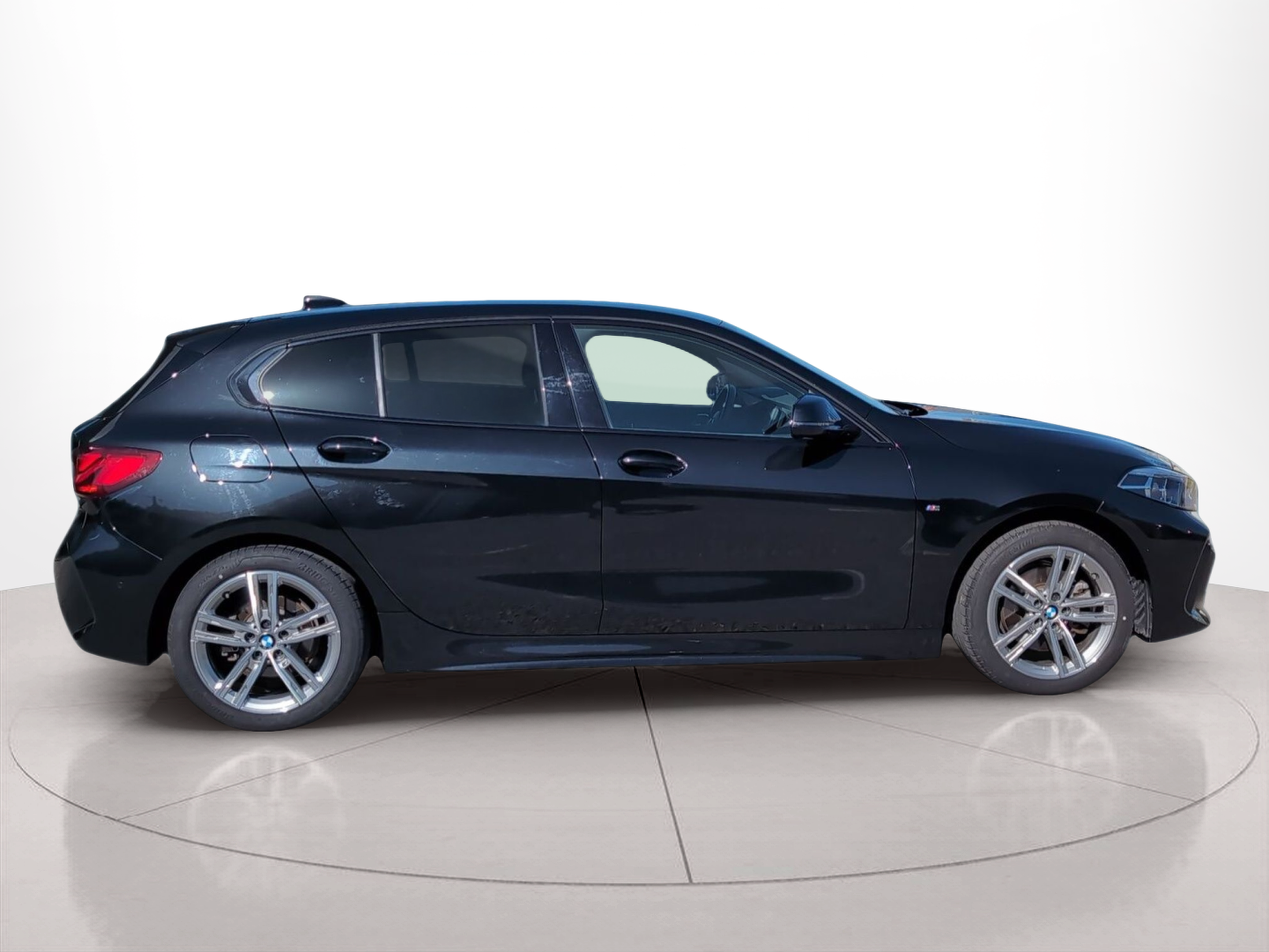 BMW Série 1 116d color Negro. Año 2024. 85KW(116CV). Diesel. En concesionario Caetano Baviera Santa Maria da Feira de Santa Maria da Feira