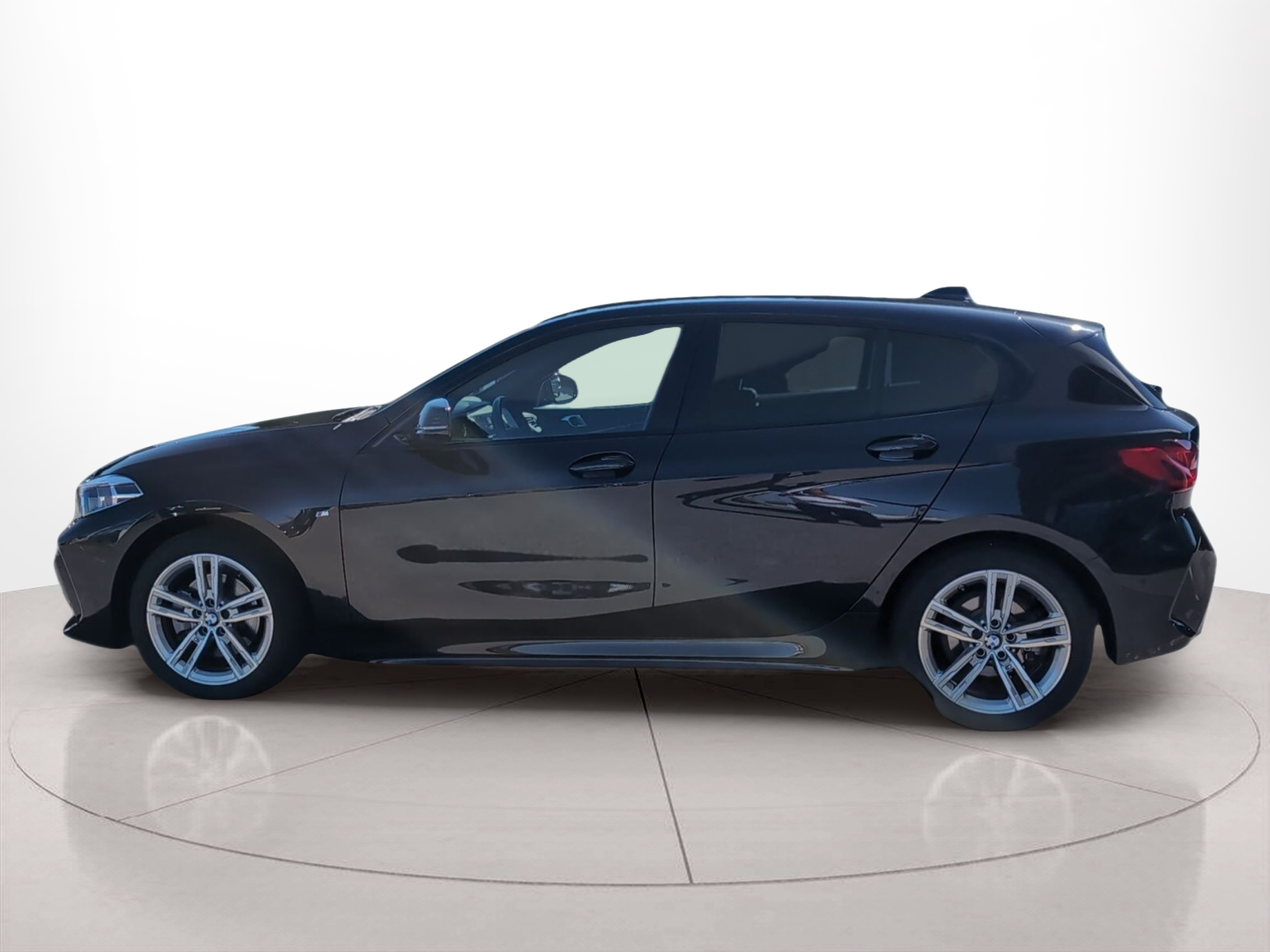 Fotos de BMW Série 1 116d color Negro. Año 2024. 85KW(116CV). Diesel. En concesionario Caetano Baviera Santa Maria da Feira de Santa Maria da Feira