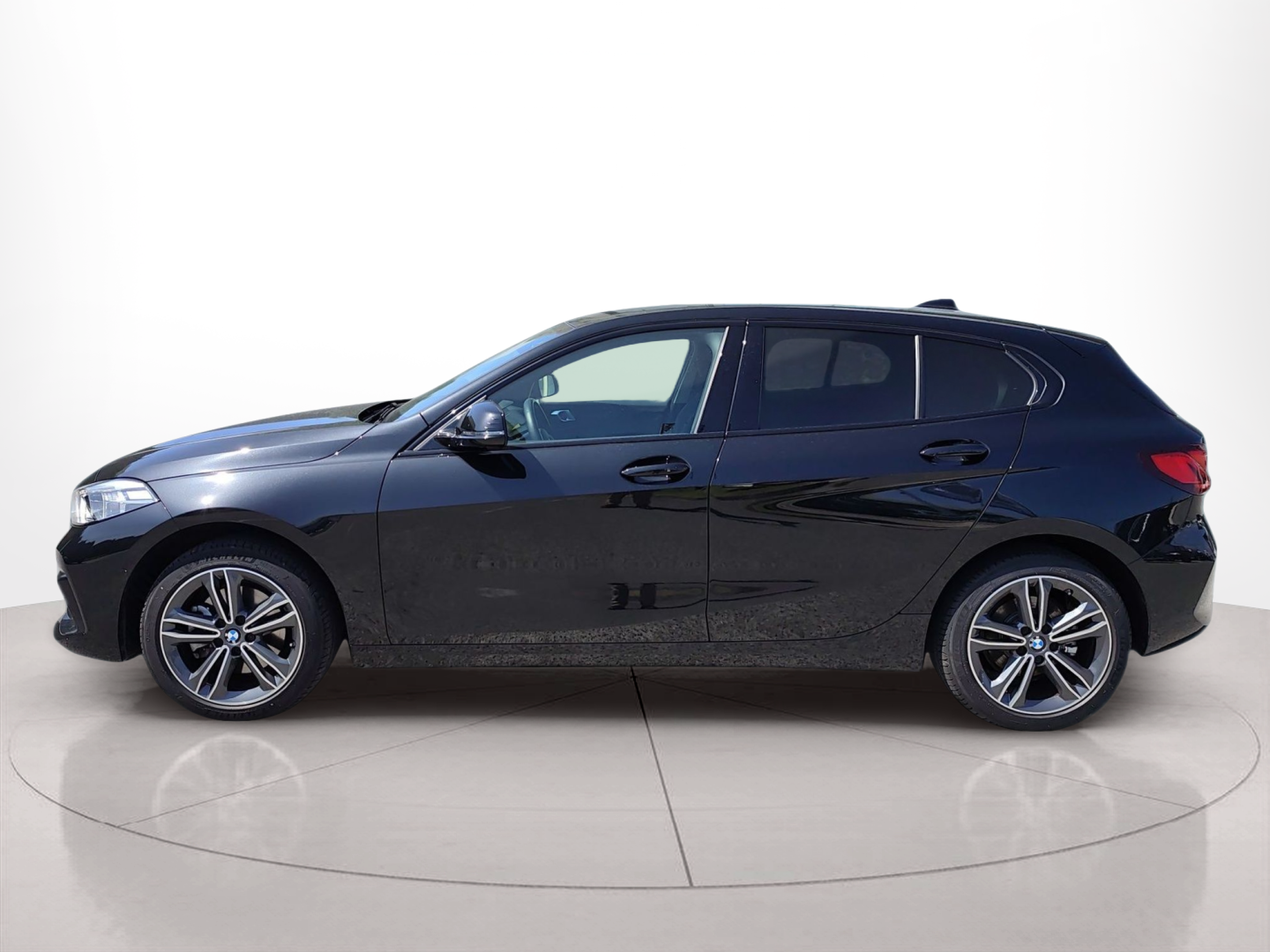 Fotos de BMW Série 1 116d color Negro. Año 2024. 85KW(116CV). Diesel. En concesionario Caetano Baviera Aveiro de Aveiro