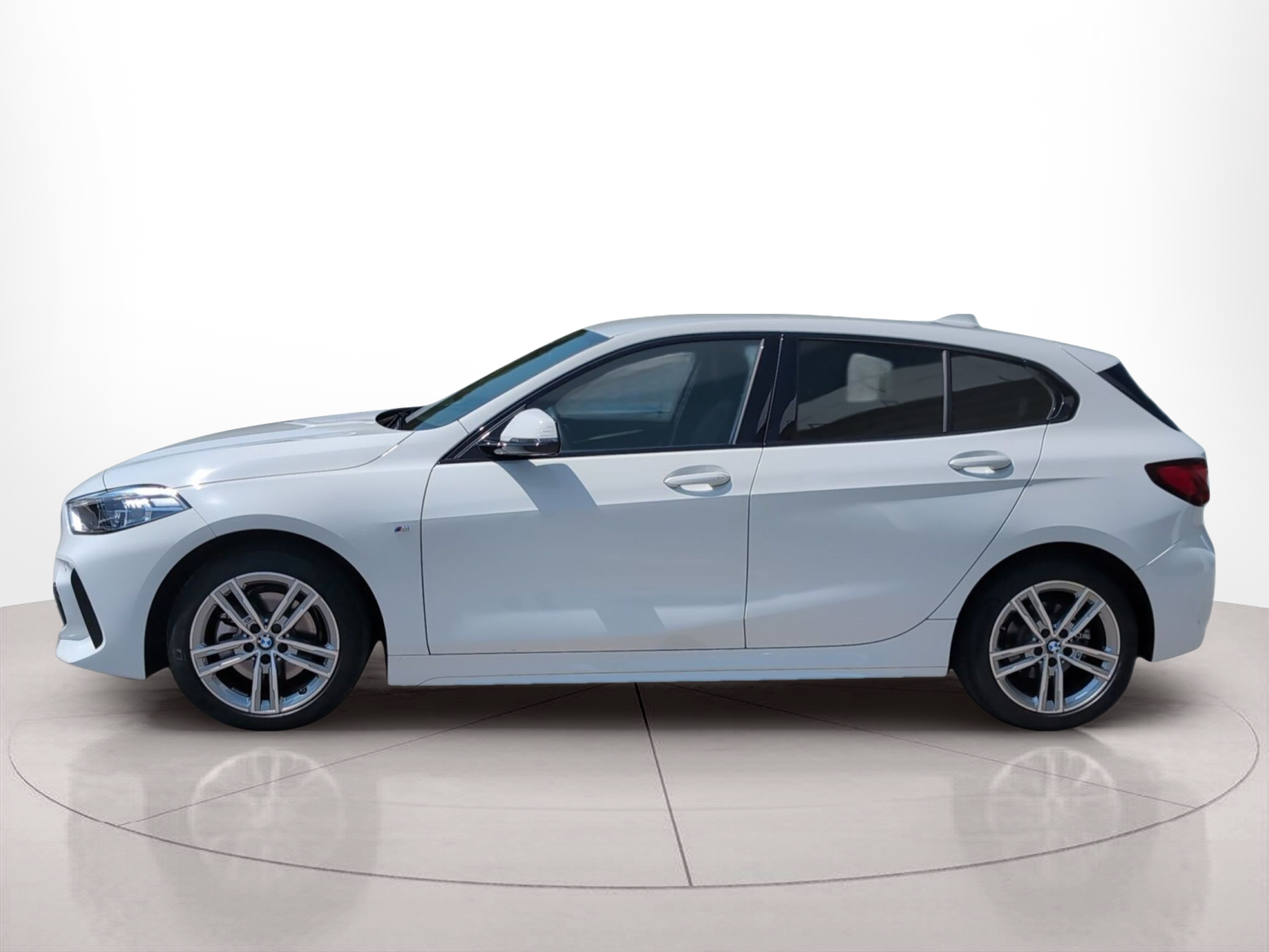 Fotos de BMW Série 1 116d color Blanco. Año 2024. 85KW(116CV). Diesel. En concesionario Caetano Baviera Aveiro de Aveiro